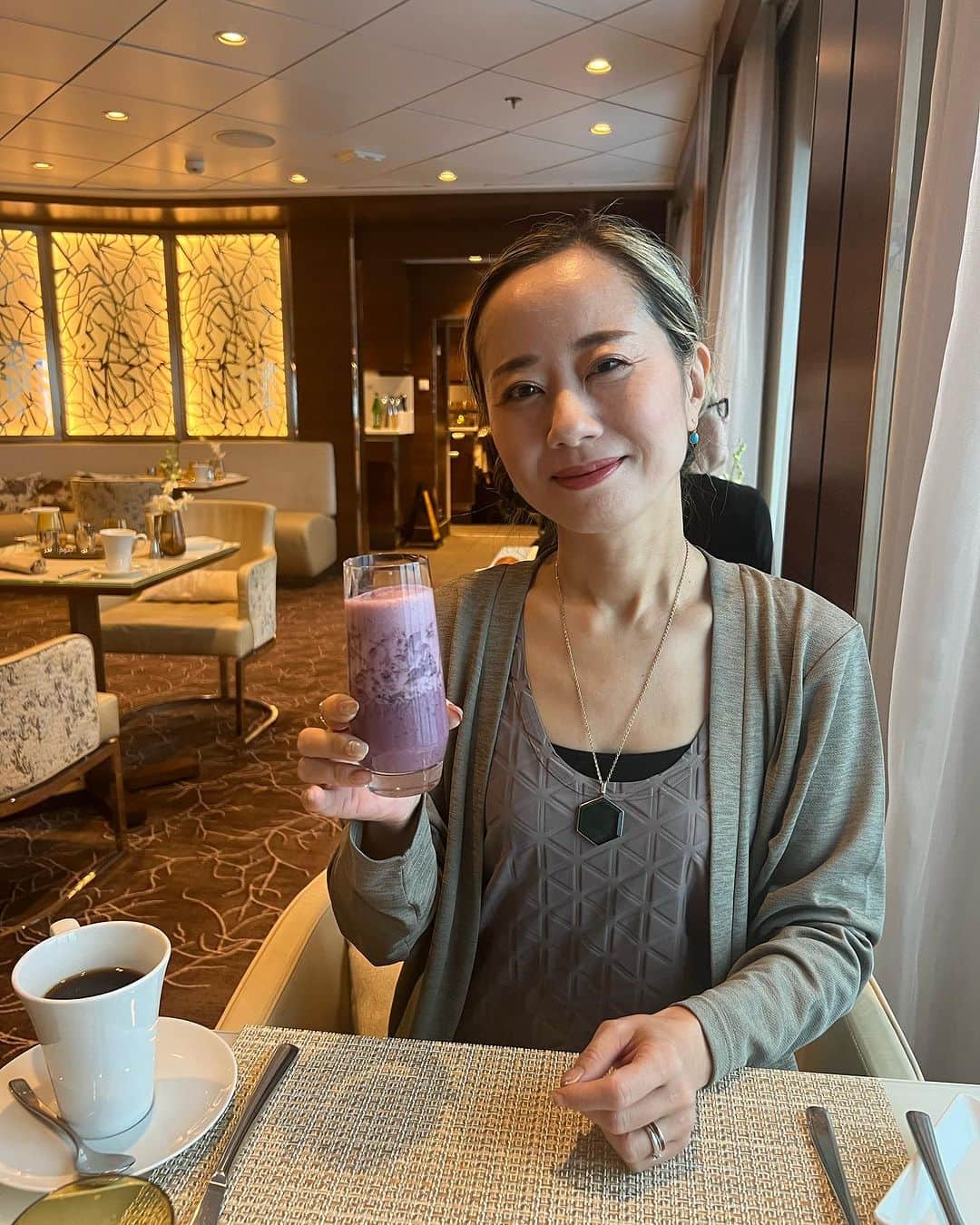 のインスタグラム：「Wonderful breakfast at Luminae🍽️  時差の都合で1時間戻るのを忘れていて、期せずして早起き☀️フルーツの盛り合わせ、スムージー、エッグベネディクトとボリューム満点の朝食を頂きました🍽️  エイブラハムの顔見知りのスタッフさんともバッタリ…。夜のプライベートタイムも楽しみつつ、翌朝はセミナー準備のために早起き✨さすがです。  #エイブラハムクルーズ #abrahamcruise #エイブラハム #エイブラハムの教え #引き寄せ #引き寄せの法則 #lawofattraction」