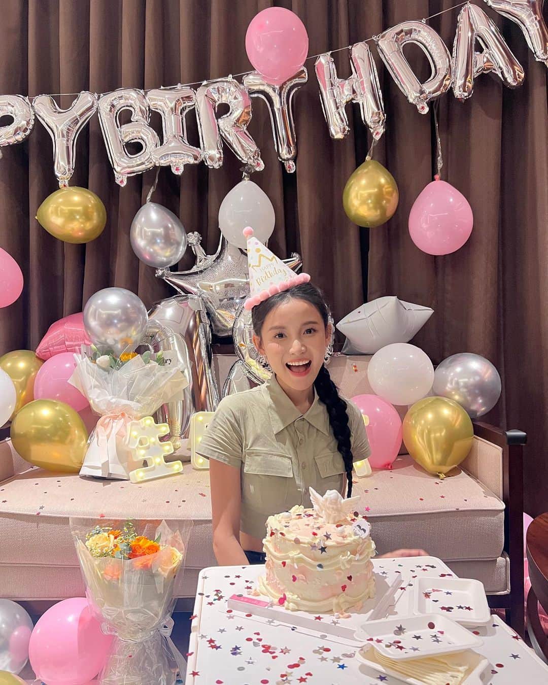 リン・シャオザイのインスタグラム：「🎂今年和大家直播过了一次生日」