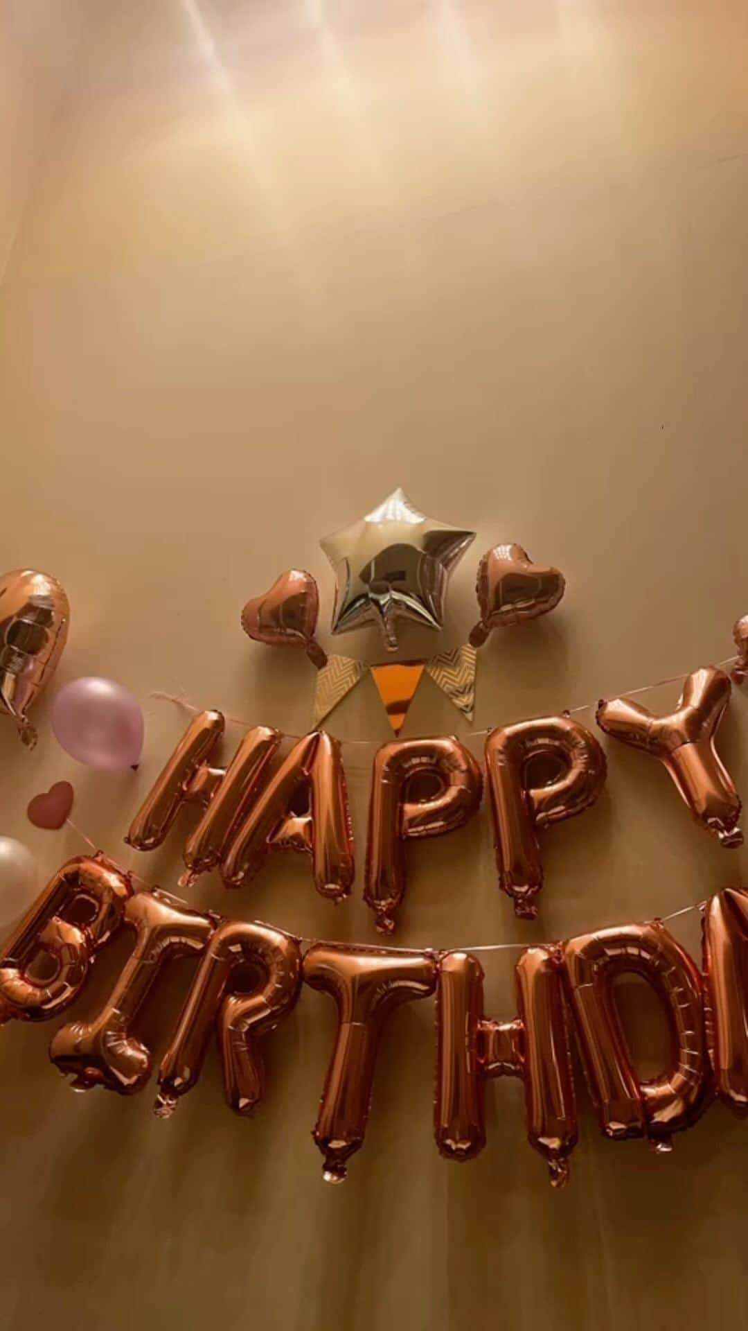 のインスタグラム：「HAPPY BIRTHDAY！！  @kona_shiho  @meglanikai  @makiko0925    大好きな3人の記念すべき節目のお祝いをライター仲間と🥂🎂💖（ライター総勢11人🤣） 声が枯れるほど笑って、話を聞いてウルウルして。 幸せな時間だった〜！！！ 素晴らしい仲間に出会えたことに感謝です。 フリーランスのライターって、基本ひとりなので何かトラブルや嫌な事があっても誰にも相談できないし、孤独だ、ってずっと思っていたけれどそれは違うなと実感😌  仕切ってくれた @kita_non に感謝です。  @yunkengaku  @yukosugi7  @coasa2015gram  @naosuke0807  @sorayomi27  @yoshimi0529_   も久しぶりに会えて嬉しかった☺️🙏💖 全員ライターなので、こういう時の段取りやみんなで写真を撮る時の小物どかしたりが非常にスマート🤣🤣🤣」