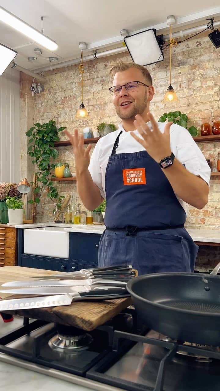 ジェイミー・オリヴァーのインスタグラム：「This year @jamiesministryoffood have been running FREE online cooking classes once a quarter for NHS staff! My lovely team from The @jamieolivercookeryschool have been running the classes from their studio - check out how our last one went down! There’s still a few spaces free on our last class of the year taking place on Saturday the 18th November! If you work for the NHS click the link in my bio to sign up! Big love JO xx  #CookingClass #NHS #MinistryOfFood」