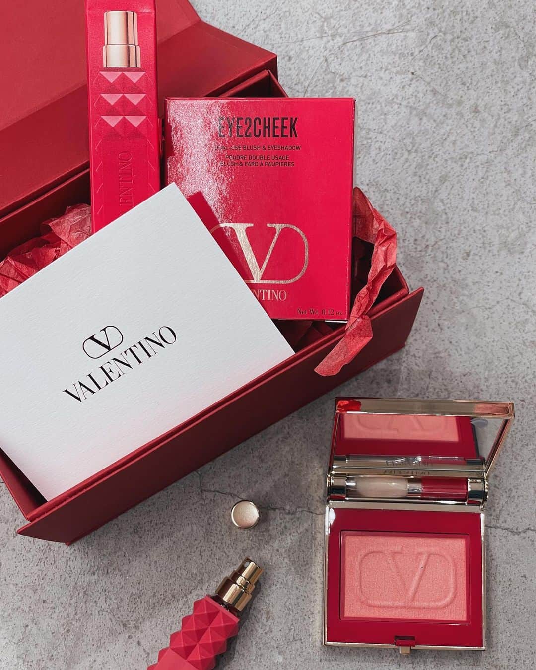 鈴木愛美のインスタグラム：「: @valentino.beauty 🎁❤️」