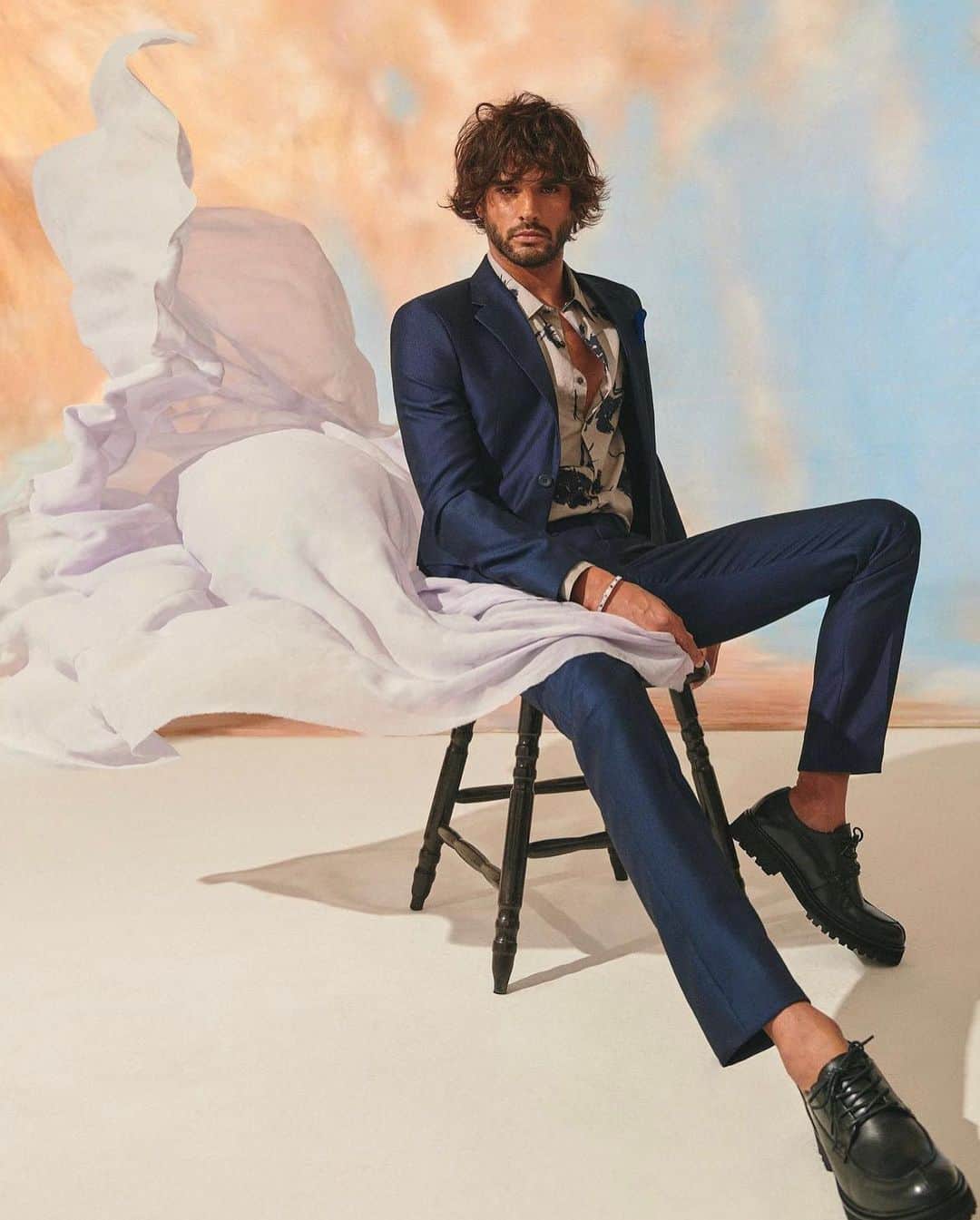 マーロン・テシェイラのインスタグラム：「💙🧡💛 @lofficielhommesbr 💙🧡💛  📸 by @fabiobartelt 🔥❤️‍🔥🔥 W/ @luisfiod 💫 & @danielhernandezdh ✨  @m_scanavez  @riccardoleal  @zecaziembik  @andregbona  @lofficielbrasil   🌻🙏🌻」