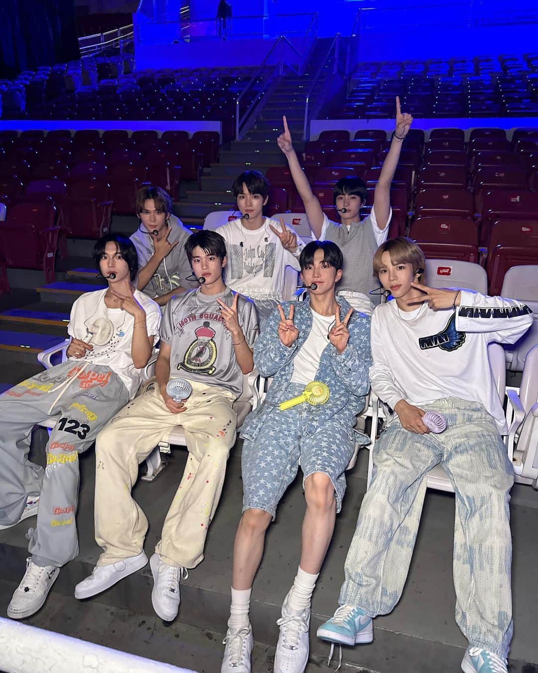 RIIZEさんのインスタグラム写真 - (RIIZEInstagram)「our first SMTOWN LIVE🧡  #RIIZE #라이즈 #RISEandREALIZE #GetAGuitar #RIIZE_GetAGuitar  #SMTOWNJAKARTA2023」9月24日 2時10分 - riize_official