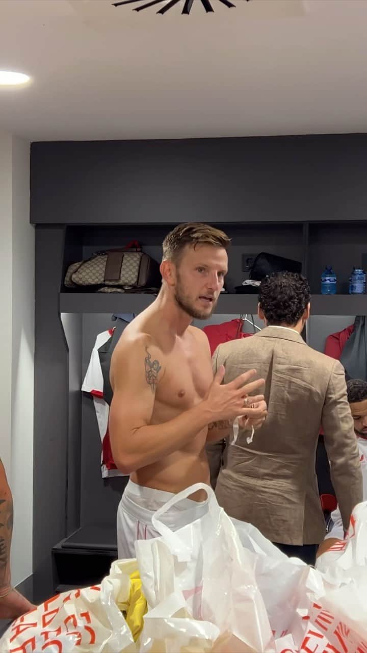 セビージャFCのインスタグラム：「¡Vamos, equipo! 🤍❤️  🔊 @ivanrakitic   #OsasunaSevillaFC #WeareSevilla」