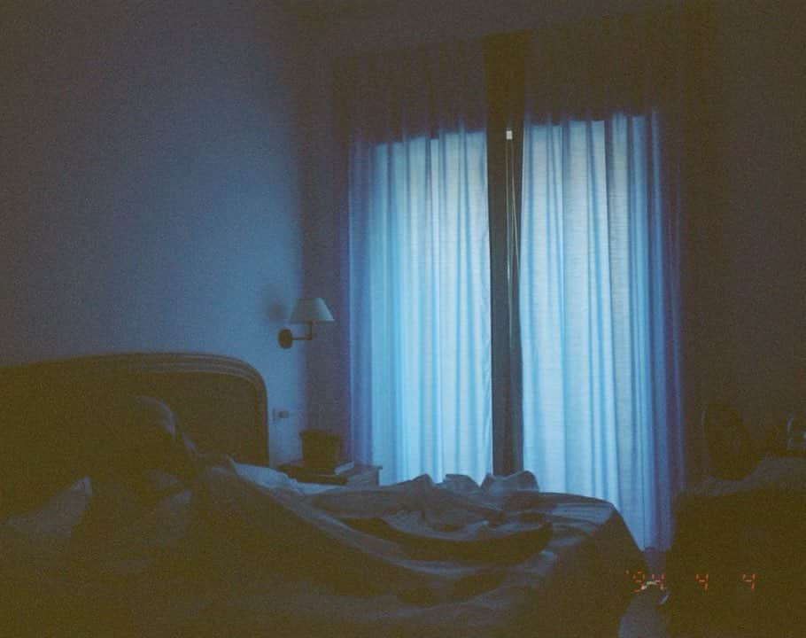 ルナ・ブライズ・ボイドさんのインスタグラム写真 - (ルナ・ブライズ・ボイドInstagram)「sleeping loon caught by gray  an early morning from our blue motel room • heaven  X x Puglia, Italy ‘23」9月24日 2時08分 - lunablaise