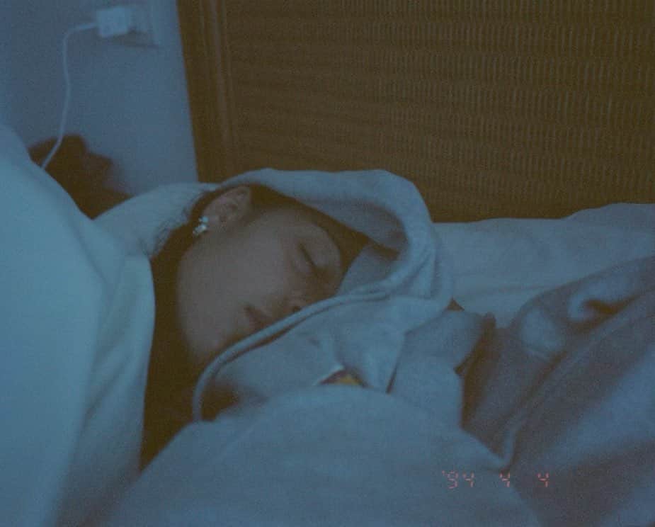 ルナ・ブライズ・ボイドのインスタグラム：「sleeping loon caught by gray  an early morning from our blue motel room • heaven  X x Puglia, Italy ‘23」