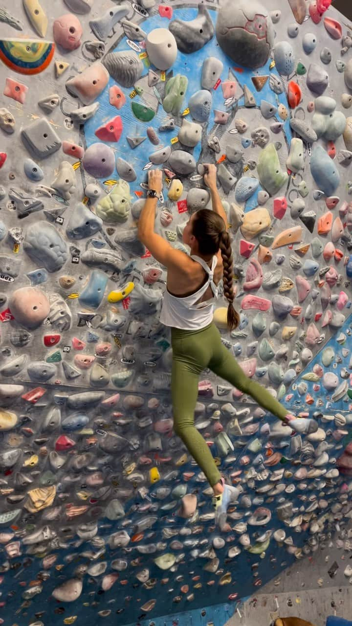 ブルック・ラバウトゥーのインスタグラム：「Campusing the ultra classic La Sportiva tape in my @lasportivana 😛」