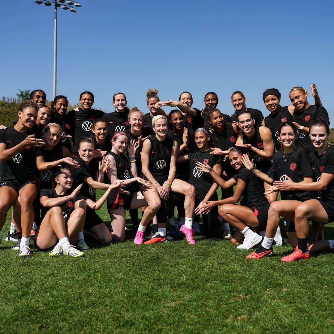 ミーガン・ラピノーさんのインスタグラム写真 - (ミーガン・ラピノーInstagram)「Pinoe’s final training 💙❤️」9月24日 2時25分 - mrapinoe