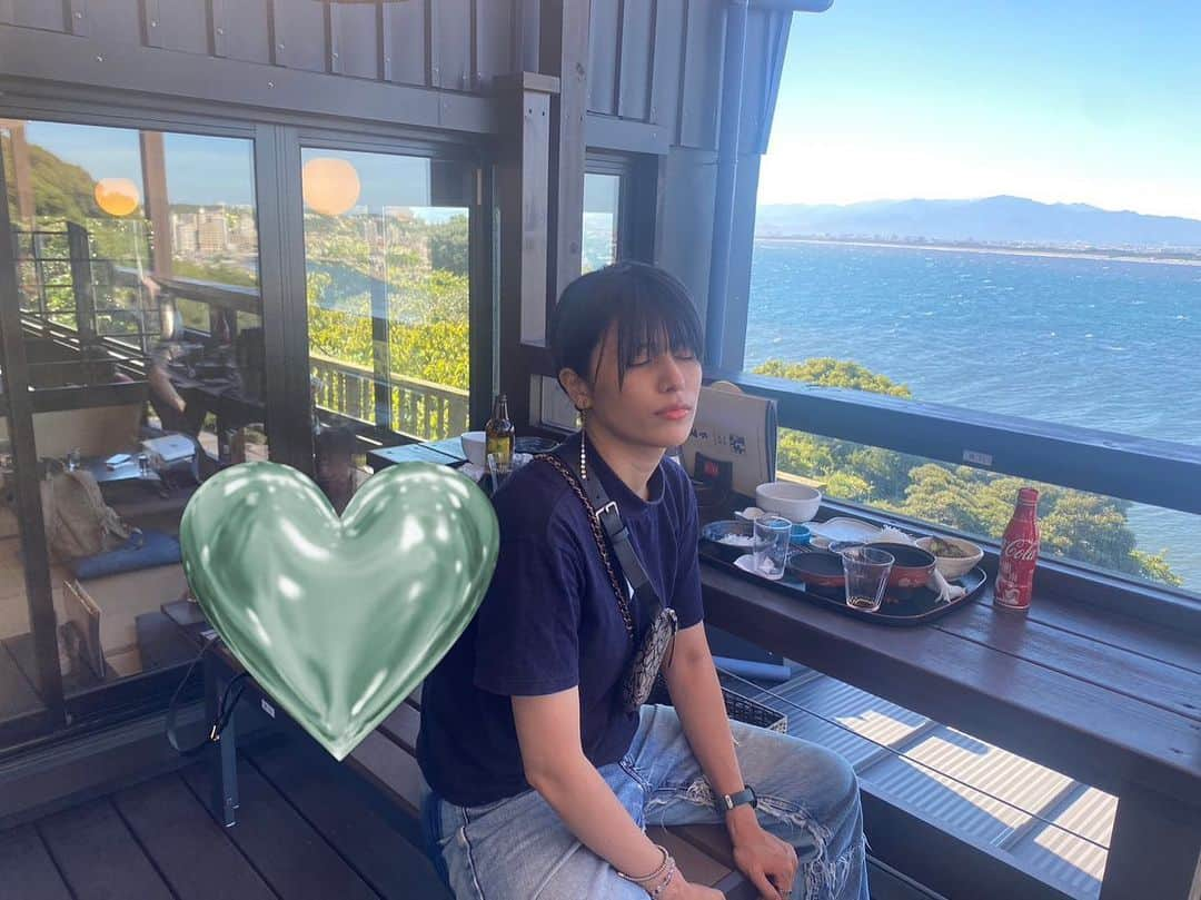 春川芽生さんのインスタグラム写真 - (春川芽生Instagram)「風、改めて大好きだ！ 夏が全部沁みた！！！ 体感することで手一杯だけどreplay度の高いデータという存在に靡く旅ww ありがとうおかげでスマホ変えに行く腰も上げられた◎笑  夜の砂浜は尿意しか＂そろそろ行くかー＂できるものがなかった。心配だ。ほんと人体ありがと🙏🙏🙏(???)  #複数投稿に音楽つけてみたくて #情報量過多だけどいっちょ！☁️」9月24日 2時26分 - meiku_harukawa