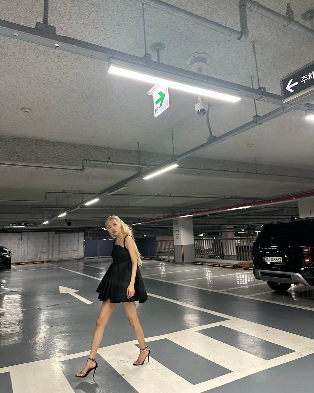 ロゼのインスタグラム：「great minds think alike wink wink 🖤」