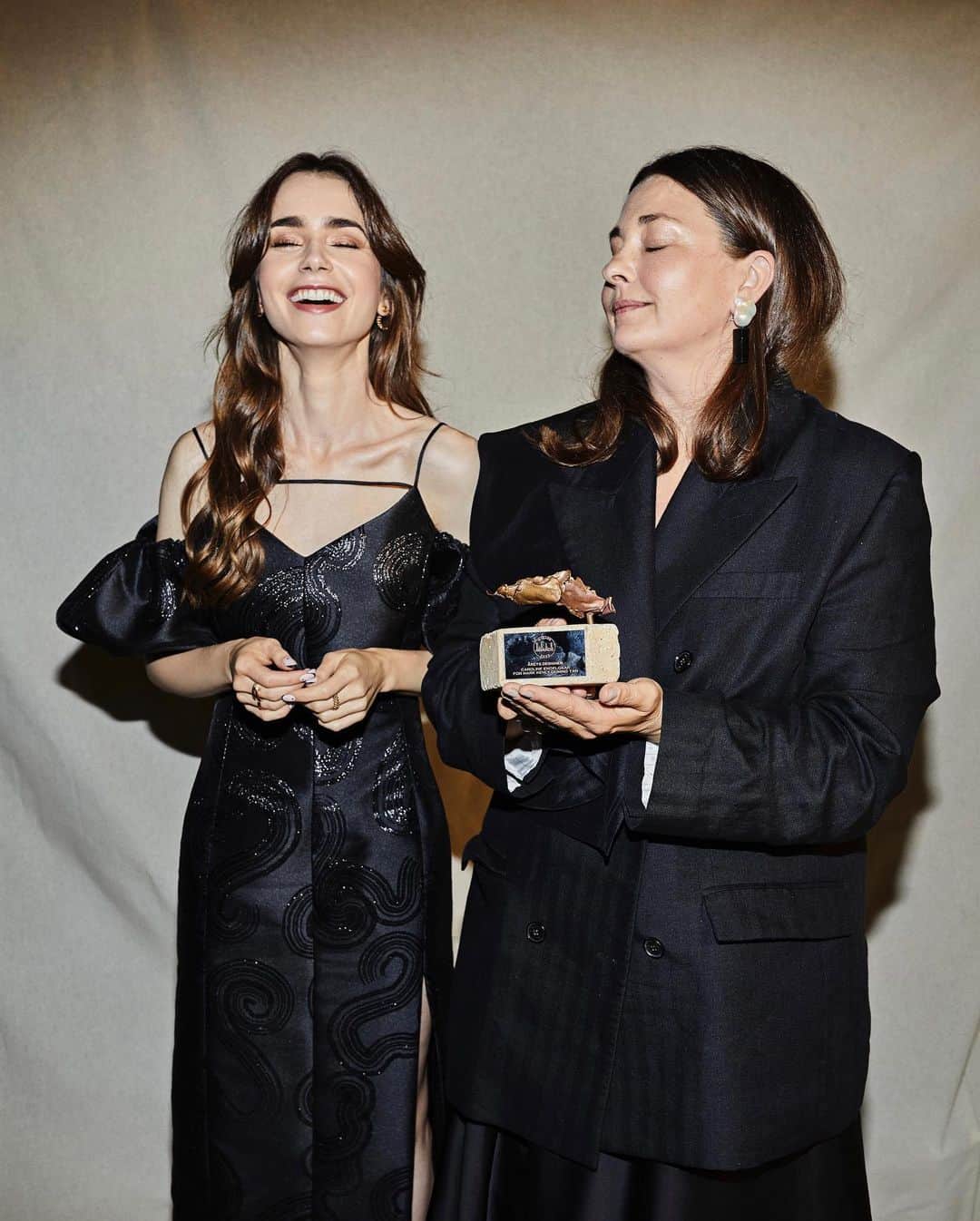 リリー・コリンズのインスタグラム：「Smiling from ear to ear at last night’s @elledanmark Awards in Copenhagen. What an honor to present Designer of the Year to @caroline_engelgaar for @mkdtstudio and spend such a fun, fashionable evening with @charliemcdowell and our dear friends @stinegoyahertz and @thomasgoyahertz who also took home a prestigious award! Congratulations to all the winners and nominees! And thank you for including us in such a special celebration…」