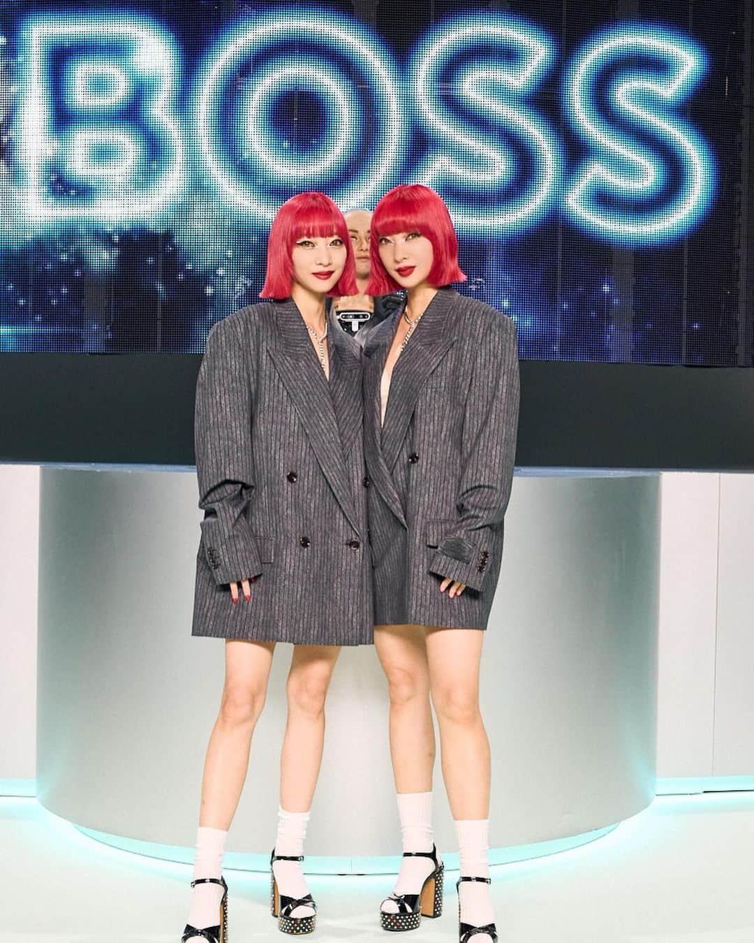 AMIのインスタグラム：「@boss  always shows us the new world  Stylish and remarkable collection made my heart race! Was so pleased to experience Incredible time with so much creativity 🔥🌹 We present a Twining look with Boss’ jackets⚡️💖   #BeYourOwnBOSS #BOSSMilanShow #ad #adv Paid Partnership with boss」