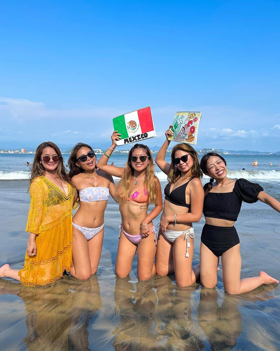Riho kawaiのインスタグラム：「【船で世界一周中です🌏🚢】 Mexico🇲🇽のビーチ遊びにいった！！！ 海の滞在時間1時間45分🌊 ⁡ ⁡ 本場のテキーラ飲みたいって事でテキーラボトル 1本入れてみんなで全部飲み切ったよ🥃笑 本当に飲みやすくて美味しかった👏🧡🧡 ⁡ ⁡ 海で遊んで飲んで楽しすぎたぁぁぁ🌈 青春してるなぁぁぁ😭❤️‍🔥❤️‍🔥 本当に自分の人生最高だ！！！！！！！ ⁡ ⁡ ⁡ ⁡ 📍#mexico #PlayaLaBoquita 📸#iphonecam ⁡ ⁡ ⁡ ⁡ ⁡ #ピースボート#世界一周#豪華客船#peacebort #peacebort115#ピースボート115#メキシコ#マンサニージョ」