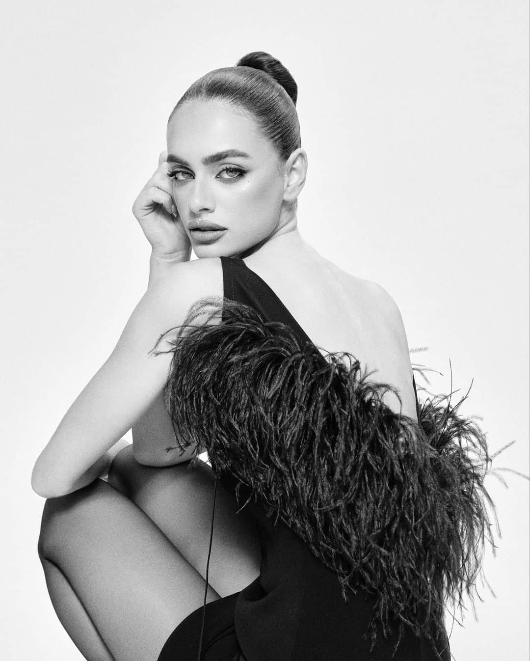 Yael Shelbiaのインスタグラム：「🖤」