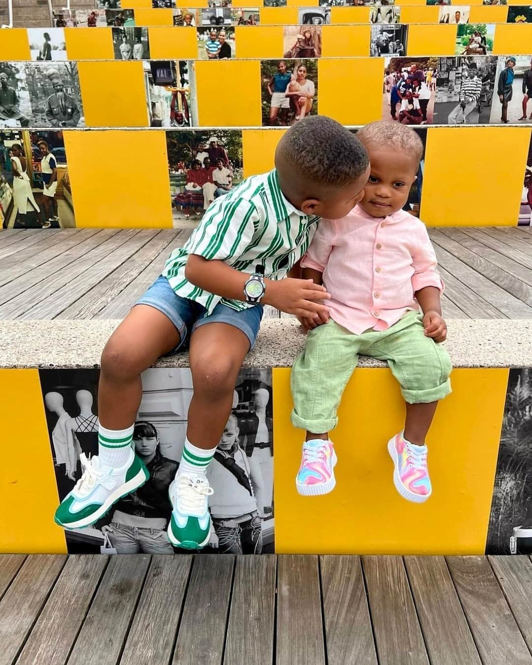 のインスタグラム：「Not only did some of you find yourselves on our stoop this summer, you found yourselves in it! ⁠ ⁠ “I would travel throughout the five boroughs engaging with people,” said Jamel Shabazz. “The photographs became the evidence of the conversation.” ⁠ ⁠ Visit Jamel Shabazz: Faces and Places, 1980–2023 through October 8. ⁠ ⁠ 📷 @supersizemystyle and @huskyflyguy, @keciaelan, @dond87 (on Tik Tok), @frenchie1108, @naomikathrina, @mosthated_rinniee, @3thechicway⁠ ⁠ #JamelShabazzBkM #BrooklynMuseum #photography #brooklyn #nyc」