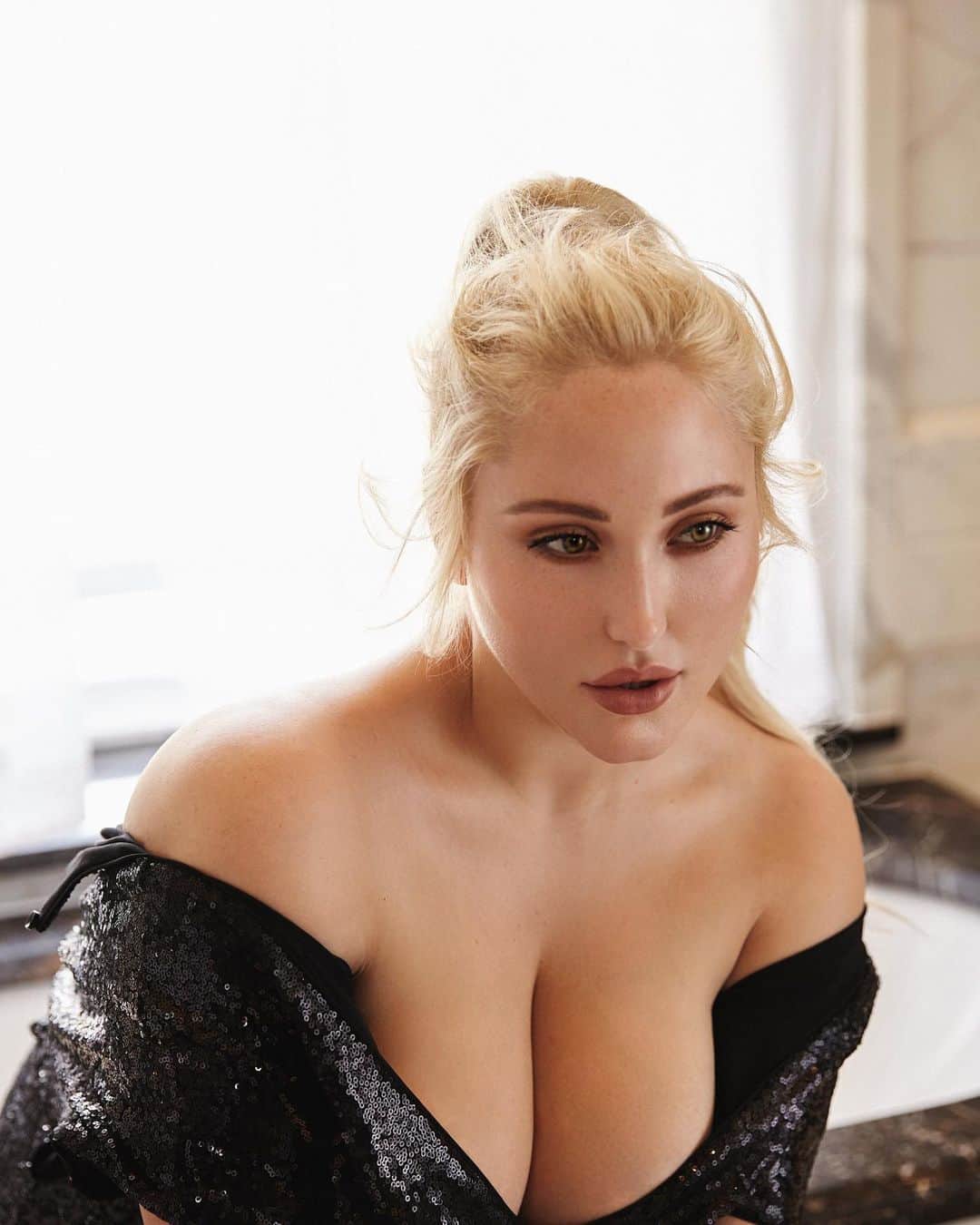 ヘイリー・ハッセルホフのインスタグラム：「• Thank you @forbes •  “Why I think I’ve become such a passionate person talking about mental health is because there is such a strong relationship between mental health and body image. It all starts with our daily practice. And truthfully not being judgmental on the days when you are not OK, and living in a state of acceptance and validation so you can process and little by little you’ll start to see the light again,” she says.  “My story with body positivity and mental health, with advocacy, has always been there. I just haven’t [called it] that. Whenever people would say to me, ‘You’re so confident,’ I’d say, ‘No. I’m so connected.’ I would say that even at 15 years old. I’m connected to my being; I’m connected to who I am.”  magazine @forbes  contributor @justcathy331  photographer @andresdelara  make-up @hannahdaviesmakeup  hair @naradkutowaroo  stylist @hhasselhoff」