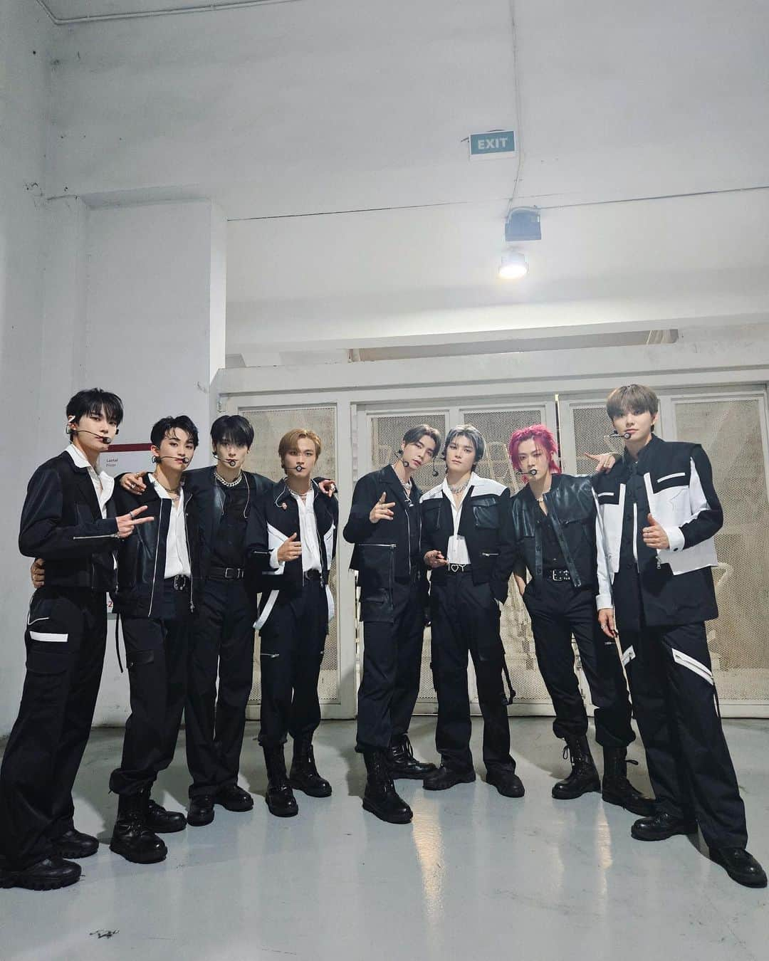 NCTのインスタグラム：「#NCT127 🖤🤍  #SMTOWNJAKARTA2023 #SMTOWN_LIVE_2023_JAKARTA #SMCU_PALACE #SMTOWN #SMTOWNLIVE #NCT」