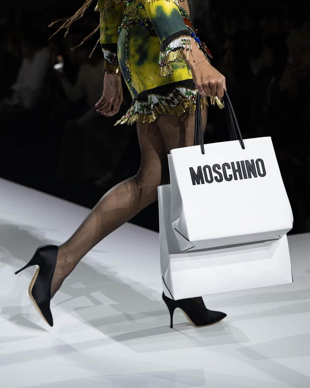 Moschinoさんのインスタグラム写真 - (MoschinoInstagram)「A closer look at the bold, colorful accessories designed by @gabriellak_j for #MoschinoSS24.   #Moschino40Years #MFW」9月24日 3時08分 - moschino