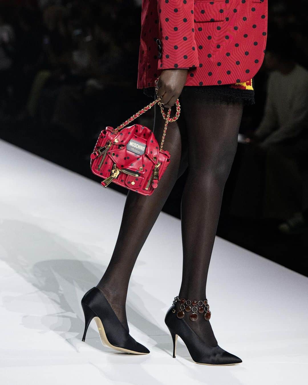 Moschinoさんのインスタグラム写真 - (MoschinoInstagram)「A closer look at the bold, colorful accessories designed by @gabriellak_j for #MoschinoSS24.   #Moschino40Years #MFW」9月24日 3時08分 - moschino