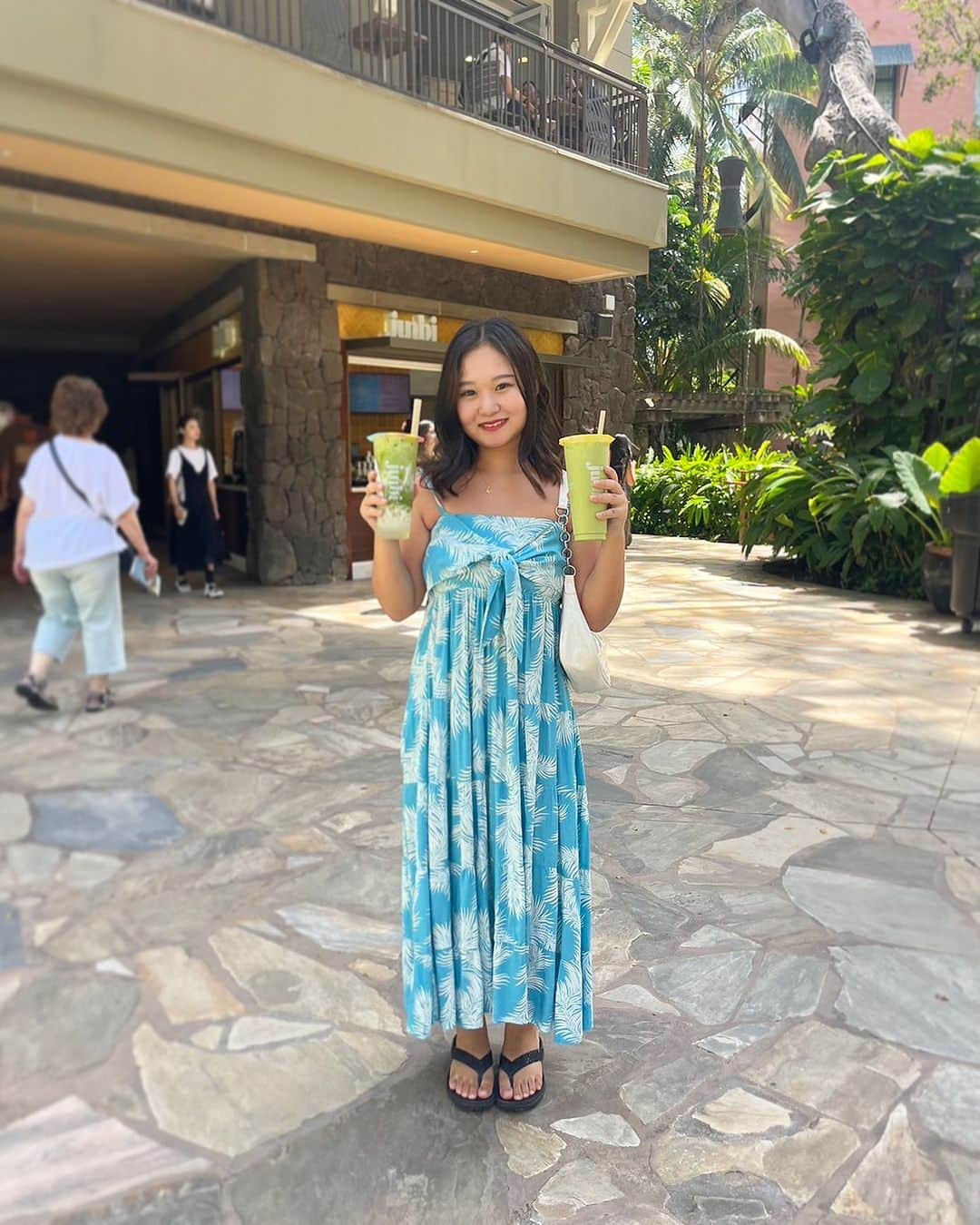 Angels By The Sea Hawaii Waikiki Based Boutiques ?Original clothing designed のインスタグラム：「Kali Dress from @angelsbythesea 🩵  リボンデザインが人気のKali Dress👗 実は爽やかブルーがあるのはご存知ですか？ 色の違いで印象もグッと変わります。  手に持っているのは人気抹茶ドリンク屋さんの @junbiwaikiki  Matcha Latte 🍵 インスタLIVEの中で味もご紹介しました！ アーカイブを是非ご覧ください👀  👗 Kali Dress 📸 @angelsbythesea @_147mg._ Thank you💕 📍 @junbiwaikiki Honolulu, Hawaii  @angelsbythesea has been Hawaii’s resort fashion brand based in Honolulu, Hawaii, since 2010. Please visit our online store 🌺www.angelsbytheseahawaii.com Owner Designer Nina Thai (Miss Waikiki) @nina_bythesea (日本語勉強中📚🙇🏻‍♀️) Please feel free to tag your pic for a chance to be featured!  ハワイのリゾートファッション、 エンジェルズバイザシー はミスワイキキである Nina Thai によって作られたハワイオリジナルファッションブランドです🌴日本語ウェブサイトはこちら www.angelsbytheseahawaii.jp  ハワイやリゾートファッションが好きな人は是非私達のアカウントをフォローして下さい🙌また私達の商品をポストする際にタグ付けしていただいたら私達からリポストされるチャンスがあります  #angelsbytheseahawaii #angelsbythesea #resortwearw #hawaii #waikiki  #ハワイ #ワイキキ #カイルア #ラニカイビーチ #シンプルコーデ #エンジェルズバイザシーハワイ #エンジェルズバイザシー #リゾートファッション #ハワイ限定 #하와이스냅 #하와이허니문스냅」