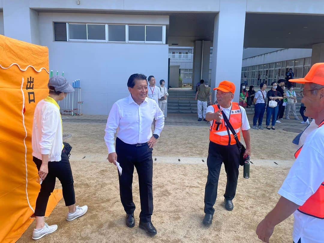 のインスタグラム：「私の地元二番丁地区防災訓練を見学。分散避難、減災対策、応急担架づくり、応急手当て、高齢者避難対策などを効率的に学べる素晴らしい訓練でした。このような繰り返しの訓練によって、非常時の適切な行動や手順が身につき、パニックにならず冷静に行動することができるようになります。また、防災訓練を通じて、関連する組織や地域住民同士の連携や協力体制を確認・強化することができます。災害の危険は常に私たちの身近に存在しています。だからこそ、訓練と備えの継続が生命を守るためには不可欠です。皆さん、お疲れさまでした。#平井卓也」