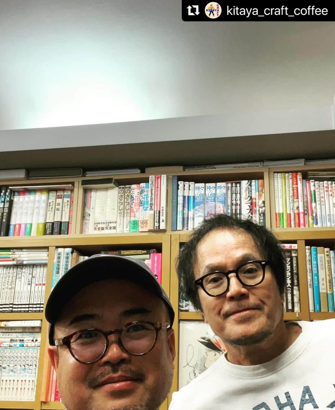 江口寿史さんのインスタグラム写真 - (江口寿史Instagram)「はい。ワインと同じで珈琲のことはあまり詳しくはないんですが、十何通りかのブレンドサンプルから「これ好き！」というのをフィックスしてもらいました。世田谷文学館 で9/30から開催の「江口寿史展　ノット・コンプリーテッド」期間中、世田谷文学館のミュージアムショップにて先行発売しますよ。遠くの方は通販でもどうぞ。  #Repost @kitaya_craft_coffee with @use.repost ・・・ ☕️江口寿史完全監修☕️ 【It's so nice ブレンド】発売！！ so nice @so_nice_love の新曲、『It's so nice』のジャケットを手がけた江口寿史先生 @egutihisasi に、完全に江口先生好みの味でブレンドしたコーヒーです。 ☕️ 味は、メインのコロンビアの豆『ジョージ ルイス ゴダシオ フィンカ ラ エストレージャ カウカ カスティージョ』を中浅煎りに焙煎してます。口に含んだ際のフルーティーな味、香りを堪能出来ます。 ☕️ 江口先生が描かれたパッケージのラジオは実際に江口先生の所有しているラジオです。ブレンド名の名付け親も江口先生です。 ☕️ ドリップバッグコーヒーなので、手軽にお飲みできます。 ☕️ 世田谷文学館 で9/30から行われる「江口寿史展　ノット・コンプリーテッド」期間中、世田谷文学館のミュージアムショップにて先行発売いたします。 是非、皆様お買い求めくださいませ🙏🙏  ☕️ #クラフトコーヒーキタヤ  #sonice #sonicelove #itssonice #itssoniceブレンド #江口寿史 #江口寿史完全監修 #egutihisasi #自家焙煎 #自家焙煎コーヒー #スペシャルティコーヒー  #蔵王 #宮城蔵王 #7inchvinyl  #レコードのある生活  #レコード  #7インチレコード  #シティポップ #シティーポップ #世田谷文学館」9月24日 13時59分 - egutihisasi