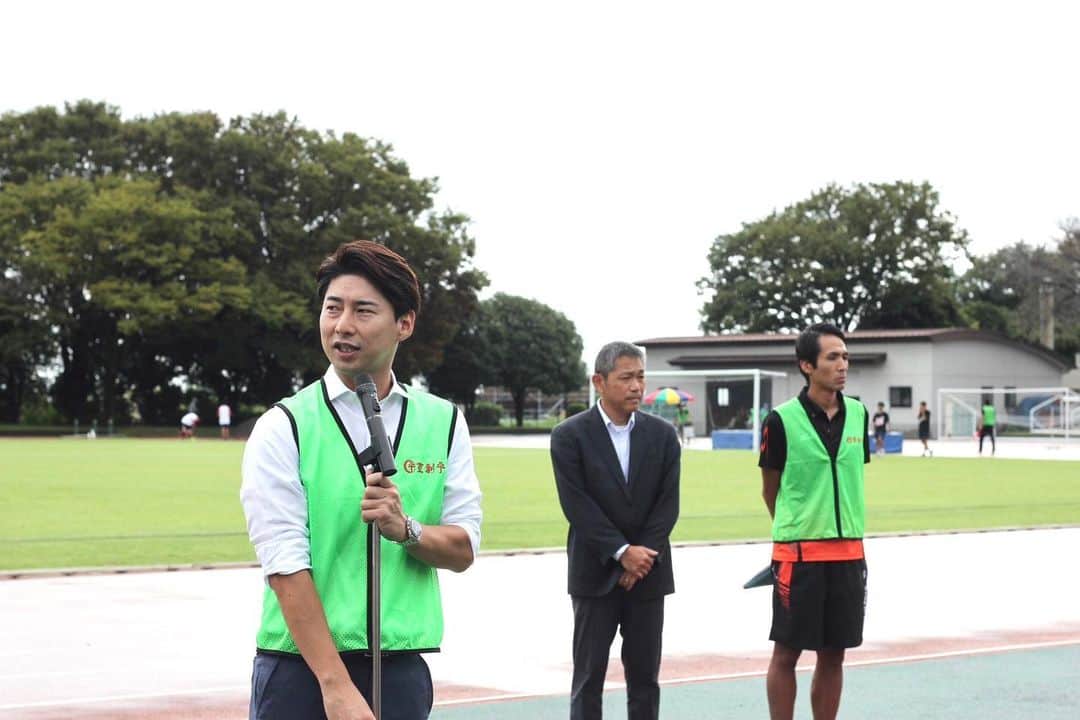 のインスタグラム：「朝イチで【前橋市民スポーツ祭陸上競技大会 兼 前橋市中学校秋季陸上競技大会】へ。前橋陸上競技協会の会長として開会式でご挨拶。学校の先生達や協会スタッフの皆さんのボランティアで大会運営が成り立っています。  【わけあり市】をやっていると聞きつけ行ってみました。お世話になっている上信さんが月に2回、もってけ泥棒！のお菓子大安売り🍘🍭🍪私もついつい買いすぎてしまいダンボール満杯！  新しい道の駅まえばし赤城で開催された【インクルーシブスポーツフェスタ2023】に立ち寄り、開会式でご挨拶&様々なアトラクションを体験しました。障がい者の皆さんもそうでない人達とも、よく笑った楽しい時間となりました。パラリンピックメダリストの皆さんも参加して頂き大盛りあがりでした。  沼田では【グレープまつい】さんで最高の葡萄を堪能。特にバイオレットキングは絶品、これは流行りますね。  その後も多くの皆さんのお宅に伺い意見交換が出来ました。夜は沼田市利根町で後援会の皆さんと国政報告&懇親会。参議院議員の清水まさとさんも駆けつけて下さいました。様々な話題で盛り上がり、また厳しいご意見（最近多いインボイスについて）も頂き、楽しく貴重な時間となりました。皆さんに感謝です。」