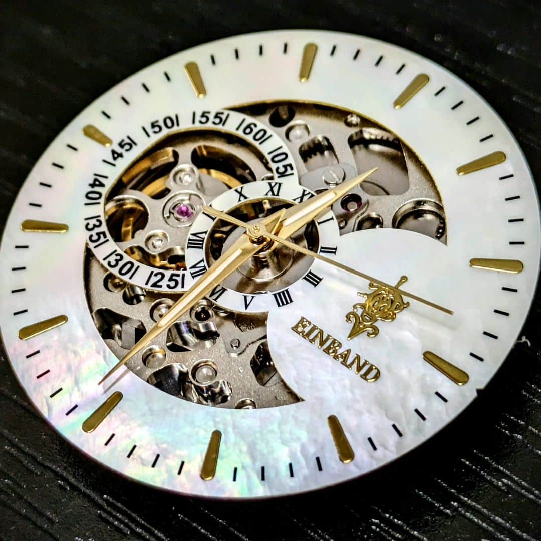 EINBAND -アインバンド-のインスタグラム：「来週末販売する マザーオブパールの文字盤です！  ムーブメントはSEIKOの 機械式の自動巻き使っております⌚  早くも沢山の方から購入希望と 嬉しいお言葉をいただいております✨  #EINBAND #木製腕時計」