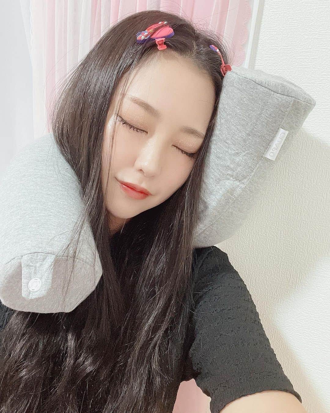 福井柑奈のインスタグラム：「✈️♡✈️  旅行のおともあらわれた🐥！  GUAPO (グアポ)さんの 好きな形に曲げられるネックピロー　 🎉グッドデザイン賞受賞🎉  飛行機とかで端っこの席になった時 頭ガンガン壁に当たってたけど 自由自在に曲げられるので 壁にしてます🤤 新幹線とか車でも使えるよね。 もちろんお家でも！お昼寝のときとか💤  ホールド力めっちゃあるから 首とか肩とか凝らないんだー🩷 これで長時間の✈️旅行も楽になりそ❣️ ( @guapo_outdoor )  #好きな形に曲げられるネックピロー #グアポ #ネックピロー #トラベルピロー #旅行枕 #旅行好きな人と繋がりたい #旅スタグラム #旅行好き #国内旅行 #海外旅行 #旅行好きと繋がりたい #旅行 #旅行便利グッズ #旅 #女子旅 #一人旅 #旅好きな人と繋がりたい #旅遊 #旅人 #韓国旅行 #沖縄旅行 #家族旅行 #京都旅行 #北海道旅行 #ハワイ旅行 #温泉旅行」