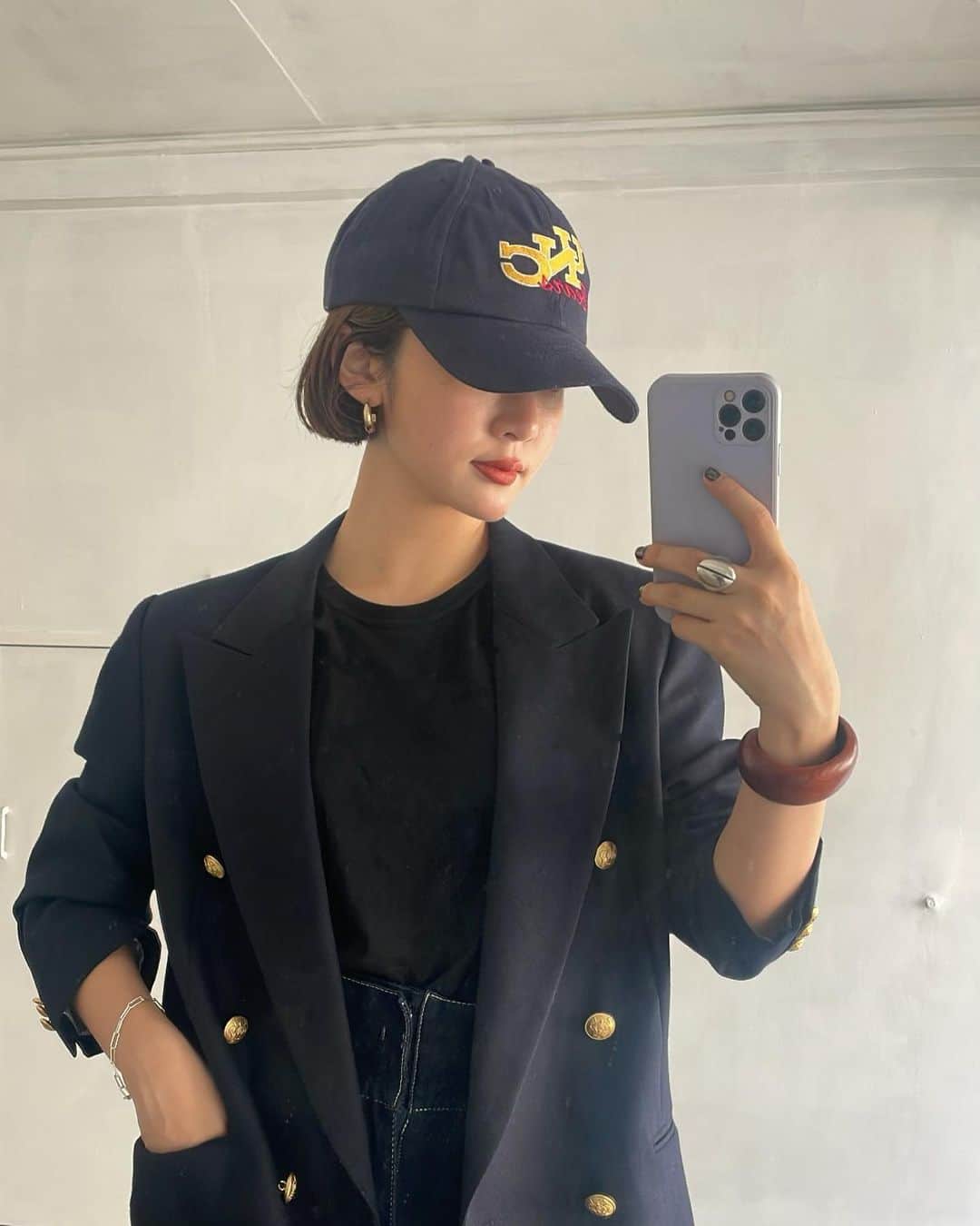 藤沢麻衣のインスタグラム：「⠀ 秋晴れの本日、最高のお天気！ 今朝は起きたてひんやりとした肌寒さを感じて、もうあれから1年か〜〜としみじみ。 お陰様で先日母の1周期を迎えて今日はなんとなく母のジャケットに袖を通してみました🍂 ⠀ ついたままのクリーニングタグやボタンの取れた袖も私の知らぬ母の思い出として、しっかり繋いで大切に着古して行こうと思います📚 ⠀ ちっちゃい幸せ見落とさないよう、視野広く、懐深〜く、ぬるっと生きていきましょ〜🧘‍♂️」