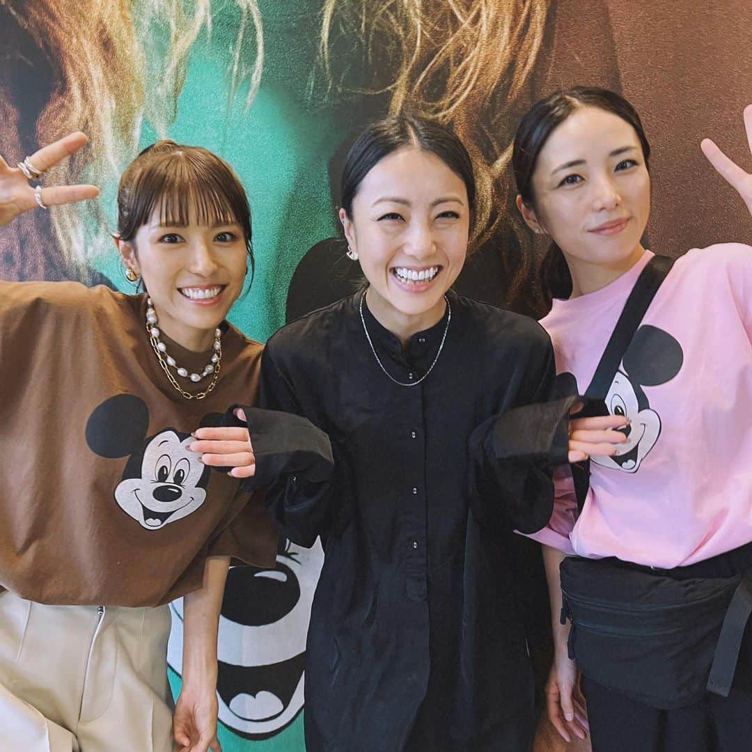 イアリサさんのインスタグラム写真 - (イアリサInstagram)「WCJ展示会に来てくださった皆様ありがとうございました🥳🫶  会場内はずっと笑い声の溢れる展示会でした🧚🏻  今回私の大好きな人たちも展示会に来てくれて、みんなに会えてとても嬉しかった！ あっという間だったな~！  皆様ありがとうございました♡  #若槻さんバタバタでしたが楽しかったですね展示会いつもありがとうございます #彩ちゃんえりえちゃん2人の写真は100枚くらい私のiphoneに入ってたのに一緒に撮ってませんでした #絶対撮ったと思っていた #展示会に来てくださった方でダントツいちの早着替えしてたふたり #アーティストの早着替え見た感じ #しーちゃんごめん今日荷物送る #はやくグータンヌーボしよね #あみちゃんライブお疲れ様だよ #最後の曲でわたし号泣してた #さき坊お家ご飯しようね #かなっぺごめん返事してなかった #あいぷ近々お茶で #そういえばwc時代が勢揃いした奇跡の写真撮れました始まりは15年前です #ちあきちに数億年ぶりにあった #実は展示会の日ニコ初めてのお出かけと地上へでした大丈夫かなと心配してたけどみんなにニコニコしてて安心したけども普通にコンクリートと葉っぱ寝っ転がってずっと食べてました #初めての地上をおさめたかったのにブレブレになったニコ」9月24日 12時33分 - _i.arisa_