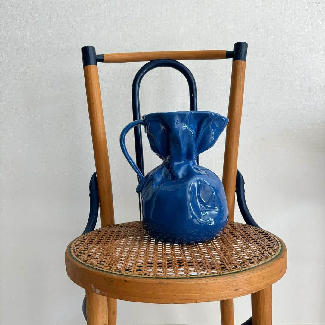 安倍実香のインスタグラム：「お部屋には青がところどころに置いてあります。ユニークな花瓶が仲間入り💐 気がつけばもう秋になっている #花瓶 #byon」
