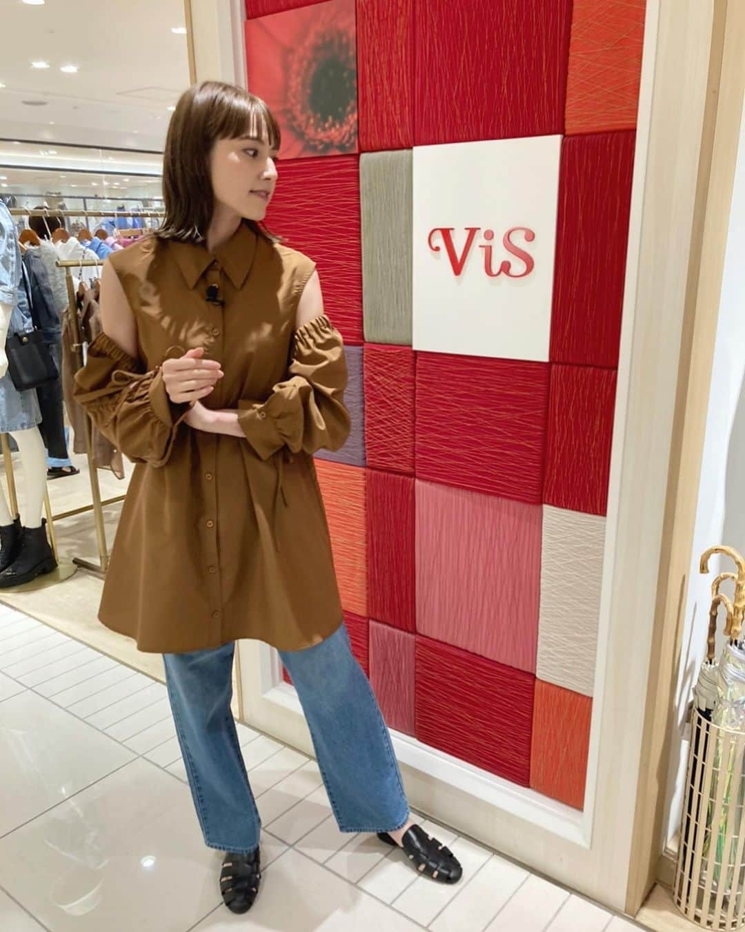 佐藤由季さんのインスタグラム写真 - (佐藤由季Instagram)「#ハンター佐藤 🕵️‍♀️ ▶️ @kashiwa_stemo  #ViS #ビス @vis_jp   今朝、外に出てみたらびっくり😳 涼しい〜！！ だんだん秋めいてきましたね🍁 日陰は涼しいけど陽が当たるとまだ暑い😅 そんな季節にピッタリでした‼︎ #ボレロ付きミニシャツワンピース 👗 脱いだらシンプルなノースリーブシャツ ボレロを着るとギャザーが可愛長袖シャツ 私は身長が高いのでデニムと合わせましたが ワンピースとしてもトップスとしても使える #マルチWAY シャツですので、 この季節に是非🌾  ちなみに、コーディネートして下さった 店員さんのセンスが好み過ぎて😍 実は…合わせたデニム買っちゃいました🤭  #ステモオススメハンティング  #オフショット  #動画配信  #ファッション  #シャツ  #秋コーデ  #ファッション好き  #bayfm #レポーター  #フリーアナウンサー  #佐藤由季  #千葉県 #柏市出身  #何パターン着方があるか色々試していました 🤭 #デニム好き でもある👖」9月24日 12時35分 - yukisato0710