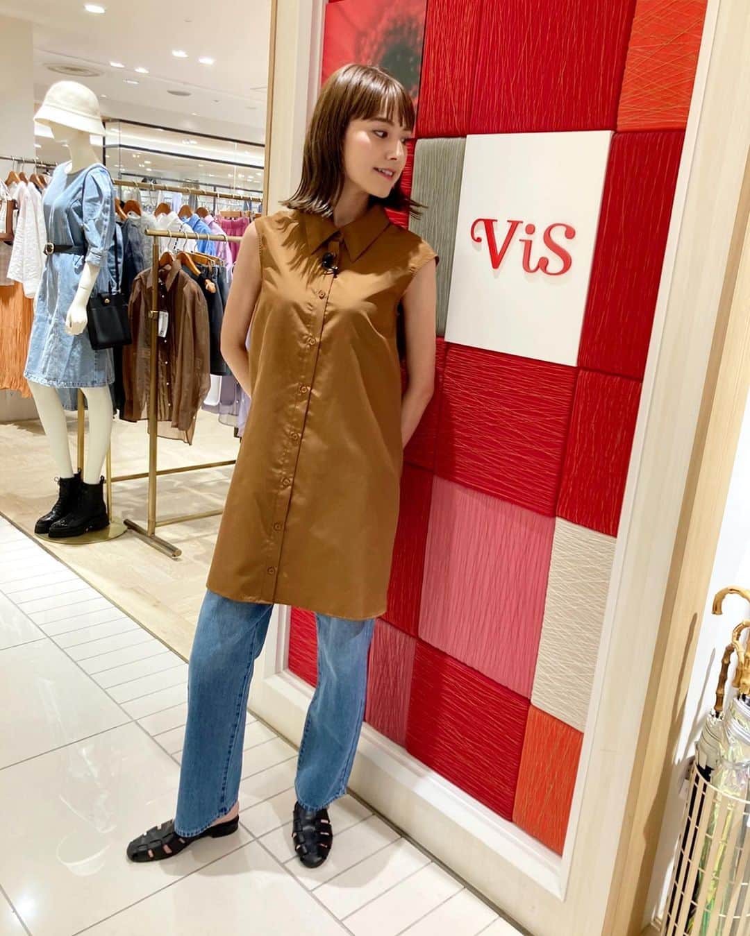 佐藤由季さんのインスタグラム写真 - (佐藤由季Instagram)「#ハンター佐藤 🕵️‍♀️ ▶️ @kashiwa_stemo  #ViS #ビス @vis_jp   今朝、外に出てみたらびっくり😳 涼しい〜！！ だんだん秋めいてきましたね🍁 日陰は涼しいけど陽が当たるとまだ暑い😅 そんな季節にピッタリでした‼︎ #ボレロ付きミニシャツワンピース 👗 脱いだらシンプルなノースリーブシャツ ボレロを着るとギャザーが可愛長袖シャツ 私は身長が高いのでデニムと合わせましたが ワンピースとしてもトップスとしても使える #マルチWAY シャツですので、 この季節に是非🌾  ちなみに、コーディネートして下さった 店員さんのセンスが好み過ぎて😍 実は…合わせたデニム買っちゃいました🤭  #ステモオススメハンティング  #オフショット  #動画配信  #ファッション  #シャツ  #秋コーデ  #ファッション好き  #bayfm #レポーター  #フリーアナウンサー  #佐藤由季  #千葉県 #柏市出身  #何パターン着方があるか色々試していました 🤭 #デニム好き でもある👖」9月24日 12時35分 - yukisato0710