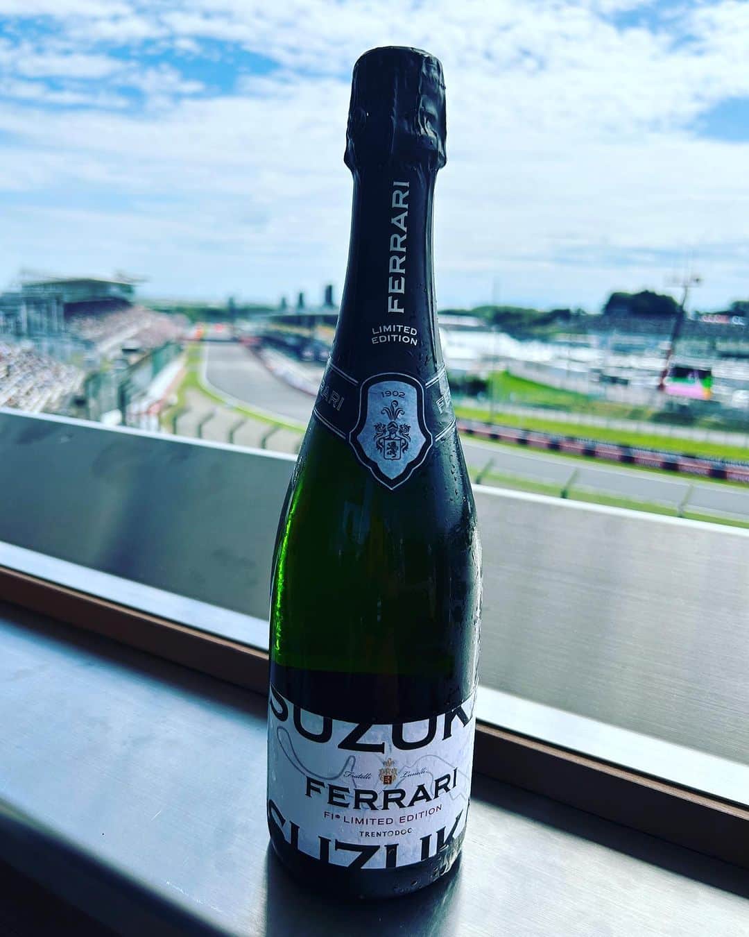のインスタグラム：「鈴鹿フェラーリシャンパン🍾🥂 #F1 #鈴鹿サーキット　#フェラーリ」