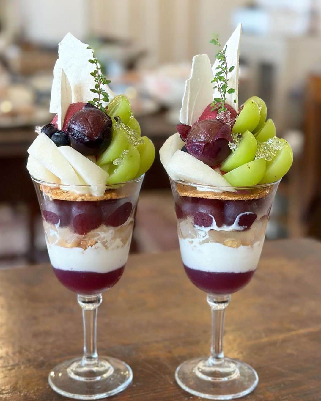 ナゴレコさんのインスタグラム写真 - (ナゴレコInstagram)「📍「Cafe Fran」 ･････････････････････････････････････････  三重県四日市市に隠れ家的なカフェがあるのをご存知ですか？ 今日はアンティーク調のおしゃれなカフェ「Cafe Fran」さんをご紹介✨  こちらのカフェでは、季節感溢れるパフェやデザートが楽しめます🍰  そして、今の時期には「葡萄と和梨のパフェ」がとってもおすすめ✨  シャインマスカットと巨峰、2種の贅沢な葡萄と、さっぱりとした和梨の組み合わせが最高🍇🍐 秋の味覚を味わいつつ、その見た目の芸術性にも心奪われること間違いなしです🌿  他にも季節のスイーツを使ったデザートプレートなども楽しめるのだとか✨  イートインは完全予約制なので、気になる方はお店のアカウントを事前にチェックしてね🔖 今年の秋は「Cafe Fran」さんで旬のスイーツを楽しんでみてはいかがでしょうか🍁  ┈┈┈┈┈┈┈┈┈┈┈┈┈┈┈┈┈┈┈  🍤名古屋のローカルグルメメディア【ナゴレコ】🍤  名古屋人がレコメンドする本当に美味しい名古屋めし🥢 これさえフォローしておけば、街の流行りがきっとわかる◎ 100名以上の編集部で作り上げる、名古屋エリア最大規模のグルメメディアです📝  他の投稿はこちらから👉 @nagoya_food  ┈┈┈┈┈┈┈┈┈┈┈┈┈┈┈┈┈┈┈  素敵な投稿にタグ付けしていただきありがとうございます✨  #ナゴレコ で、あなたの投稿をリポスト！ webサイト「ナゴレコ」もチェックしてね👀 ･････････････････････････････････････････  ☞ photo by （ @dandankamo ）さん  フランさんの葡萄と和梨のパフェ🍇 . 秋満喫の素敵パフェ🍂  中身も当然美味しいですが 見た目も美しいですね✨  巨峰とシャインマスカット、 和梨の組み合わせは食感もそれぞれ楽しめます  その他構成は ・メレンゲ ・タイム ・葡萄のソルベ ・エルダーフラワーのクリスタルジュレ ・マスカットとヨーグルトのアイス ・ブルーベリー ・アーモンドチュイル ・マダガスカルバニラのアイス ・葡萄のコンポート ・梨とクローブのジュレ ・和梨のコンポート ・アーモンドクランブル ・ミルクブラマンジェ ・葡萄の吉野葛ジュレ  また来年出会えますように… . cafefran @cafe__fran  ○住所 三重県四日市市松本2丁目7-27 ○営業時間 11:00〜17:00 ○定休日 月・火・水・木・日 ○駐車場 あり ※イートインは完全予約制  葡萄と和梨のパフェ 2,100円（税込） .」9月24日 12時47分 - nagoya_food