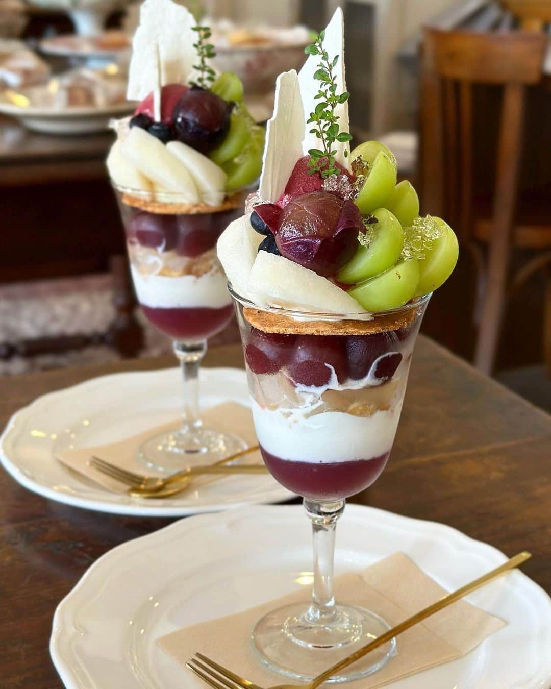 ナゴレコさんのインスタグラム写真 - (ナゴレコInstagram)「📍「Cafe Fran」 ･････････････････････････････････････････  三重県四日市市に隠れ家的なカフェがあるのをご存知ですか？ 今日はアンティーク調のおしゃれなカフェ「Cafe Fran」さんをご紹介✨  こちらのカフェでは、季節感溢れるパフェやデザートが楽しめます🍰  そして、今の時期には「葡萄と和梨のパフェ」がとってもおすすめ✨  シャインマスカットと巨峰、2種の贅沢な葡萄と、さっぱりとした和梨の組み合わせが最高🍇🍐 秋の味覚を味わいつつ、その見た目の芸術性にも心奪われること間違いなしです🌿  他にも季節のスイーツを使ったデザートプレートなども楽しめるのだとか✨  イートインは完全予約制なので、気になる方はお店のアカウントを事前にチェックしてね🔖 今年の秋は「Cafe Fran」さんで旬のスイーツを楽しんでみてはいかがでしょうか🍁  ┈┈┈┈┈┈┈┈┈┈┈┈┈┈┈┈┈┈┈  🍤名古屋のローカルグルメメディア【ナゴレコ】🍤  名古屋人がレコメンドする本当に美味しい名古屋めし🥢 これさえフォローしておけば、街の流行りがきっとわかる◎ 100名以上の編集部で作り上げる、名古屋エリア最大規模のグルメメディアです📝  他の投稿はこちらから👉 @nagoya_food  ┈┈┈┈┈┈┈┈┈┈┈┈┈┈┈┈┈┈┈  素敵な投稿にタグ付けしていただきありがとうございます✨  #ナゴレコ で、あなたの投稿をリポスト！ webサイト「ナゴレコ」もチェックしてね👀 ･････････････････････････････････････････  ☞ photo by （ @dandankamo ）さん  フランさんの葡萄と和梨のパフェ🍇 . 秋満喫の素敵パフェ🍂  中身も当然美味しいですが 見た目も美しいですね✨  巨峰とシャインマスカット、 和梨の組み合わせは食感もそれぞれ楽しめます  その他構成は ・メレンゲ ・タイム ・葡萄のソルベ ・エルダーフラワーのクリスタルジュレ ・マスカットとヨーグルトのアイス ・ブルーベリー ・アーモンドチュイル ・マダガスカルバニラのアイス ・葡萄のコンポート ・梨とクローブのジュレ ・和梨のコンポート ・アーモンドクランブル ・ミルクブラマンジェ ・葡萄の吉野葛ジュレ  また来年出会えますように… . cafefran @cafe__fran  ○住所 三重県四日市市松本2丁目7-27 ○営業時間 11:00〜17:00 ○定休日 月・火・水・木・日 ○駐車場 あり ※イートインは完全予約制  葡萄と和梨のパフェ 2,100円（税込） .」9月24日 12時47分 - nagoya_food
