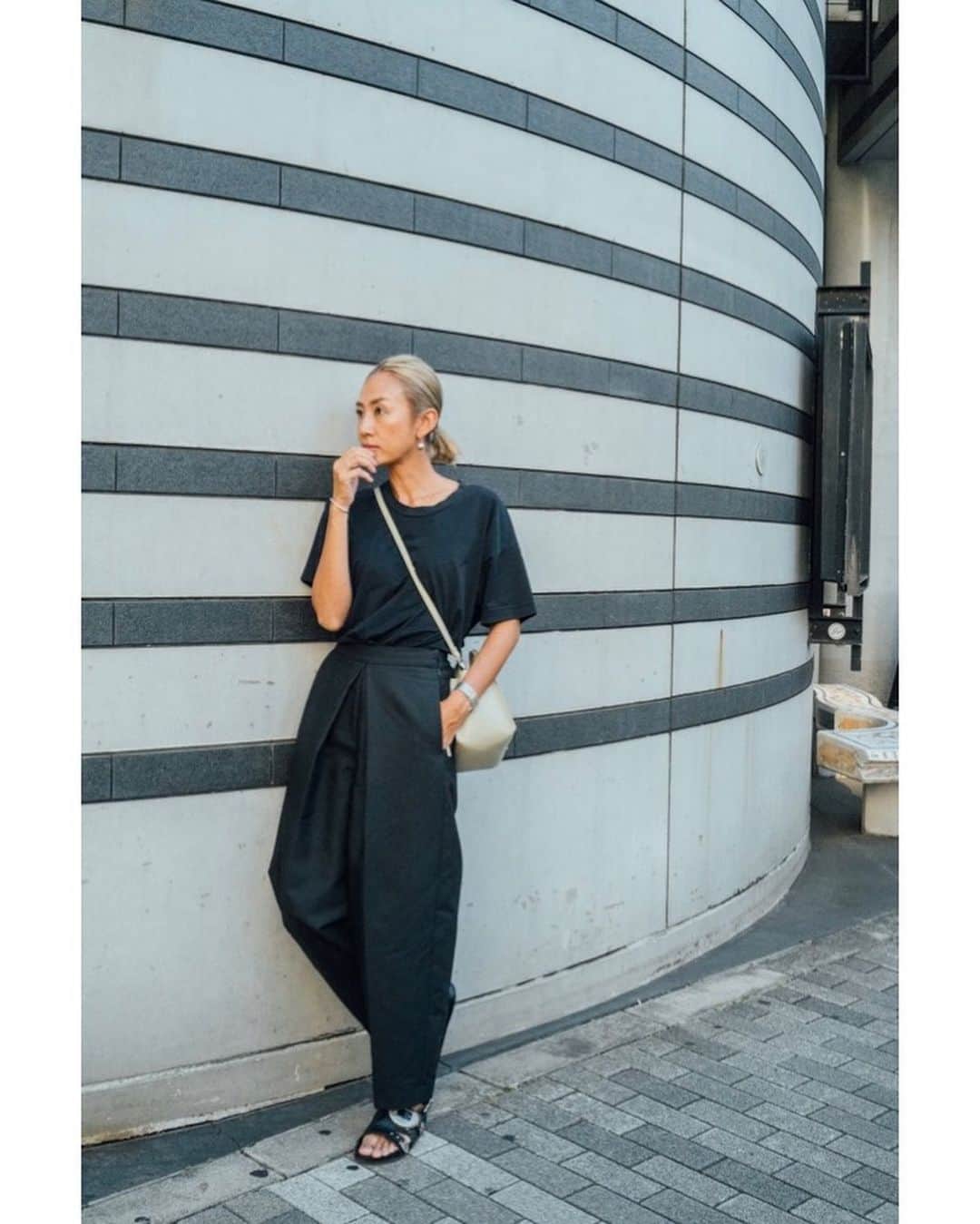 土井地恵理子さんのインスタグラム写真 - (土井地恵理子Instagram)「・ 久々にキレイめの黒パンツ タックが入ってシルエットがむちゃくちゃ綺麗で 一目惚れした♡ @mallowblue_official   きれいにまとまりすぎずに なんか抜け感もあり  学校行く時も 普段使いにも かなり使えること間違いない✨  デザイナーの @nagi_ch98 のスタイルも 大好き😍  #mallowblue」9月24日 12時41分 - ericodoiji