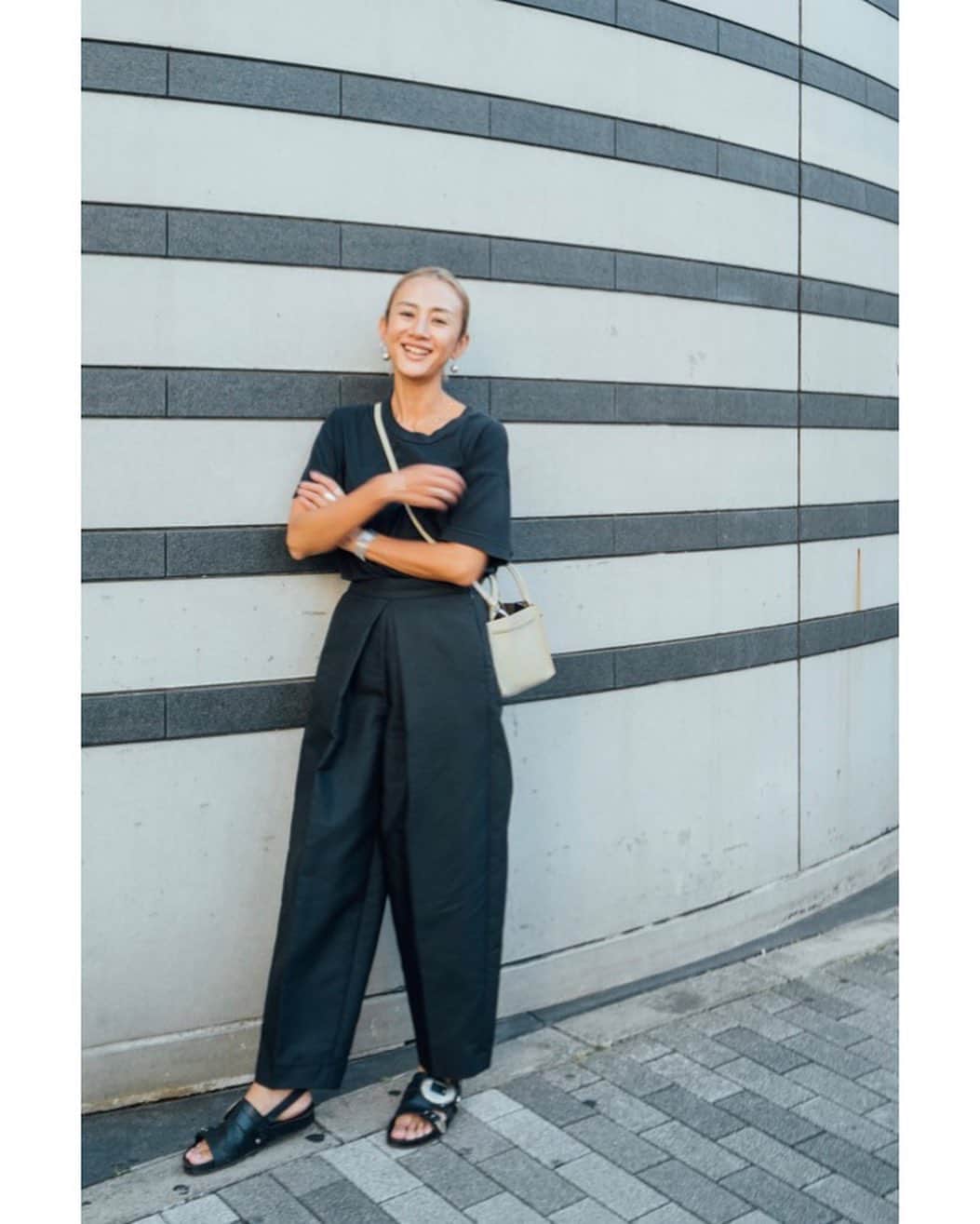 土井地恵理子さんのインスタグラム写真 - (土井地恵理子Instagram)「・ 久々にキレイめの黒パンツ タックが入ってシルエットがむちゃくちゃ綺麗で 一目惚れした♡ @mallowblue_official   きれいにまとまりすぎずに なんか抜け感もあり  学校行く時も 普段使いにも かなり使えること間違いない✨  デザイナーの @nagi_ch98 のスタイルも 大好き😍  #mallowblue」9月24日 12時41分 - ericodoiji