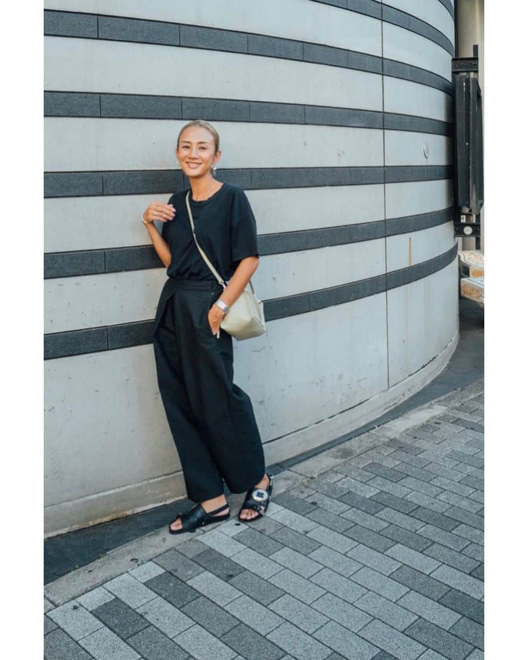土井地恵理子さんのインスタグラム写真 - (土井地恵理子Instagram)「・ 久々にキレイめの黒パンツ タックが入ってシルエットがむちゃくちゃ綺麗で 一目惚れした♡ @mallowblue_official   きれいにまとまりすぎずに なんか抜け感もあり  学校行く時も 普段使いにも かなり使えること間違いない✨  デザイナーの @nagi_ch98 のスタイルも 大好き😍  #mallowblue」9月24日 12時41分 - ericodoiji
