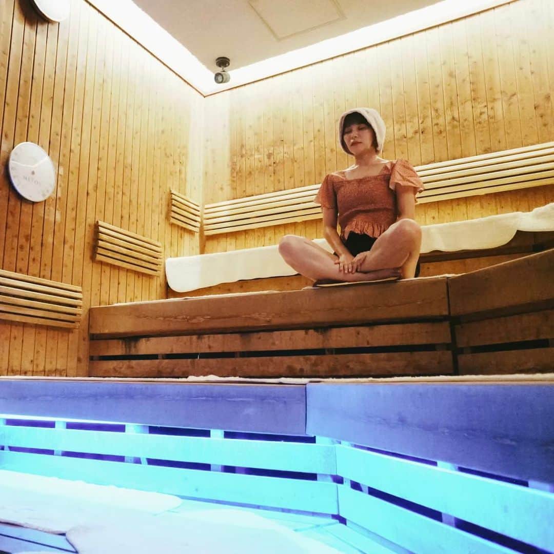 のインスタグラム：「. . . サウナイズム( @sauna_ism37 )のYouTubeチャンネルのロケで両国にある両国湯屋江戸遊( @edoyu_official )さんにお邪魔しました🌸  実は初めての場所でしたが、存在はもちろん知っていて、ずっと行ってみたかった場所です⭐️  本当に江戸を感じられる場所で、サウナも2種類あり、女性だとアロマがあったり、導線もしっかりしていました！  整いチェアも5.6個あり、足が伸ばせるチェアが2つありました✨  お風呂の種類も豊富だし、休憩所も綺麗で広くて、お食事処もあるので１日楽しめる場所でした😊  あとドライヤーにリファがあったり、女性にも嬉しい設備でした💐  是非YouTubeチャンネル見て観て下さいね！！  ３０日の大洗花火大会のサウナイベントも楽しみだなぁー！！ . . . . #サウナ #サウナイキタイ #サウナイズム #サウナ女子 #サウナ好きな人と繋がりたい #江戸遊 #両国 #両国湯屋江戸遊」