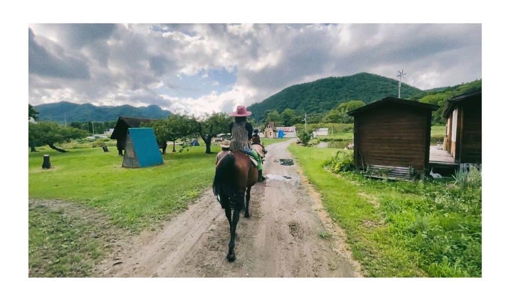 市川由衣さんのインスタグラム写真 - (市川由衣Instagram)「. はろー 2023の夏もたくさん遊んだ。 IMAでは夏のお話たくさんしてるのでよかったらきいてくださいまし。今週はおすすめ絵本の話してます☺︎ ⁡ I am Mother and Artists.『I.M.A（アイマ）』 「Artistspoken」内ポッドキャスト番組 金曜日パーソナリティー 毎週金曜 21時頃配信」9月24日 12時43分 - yui_ick