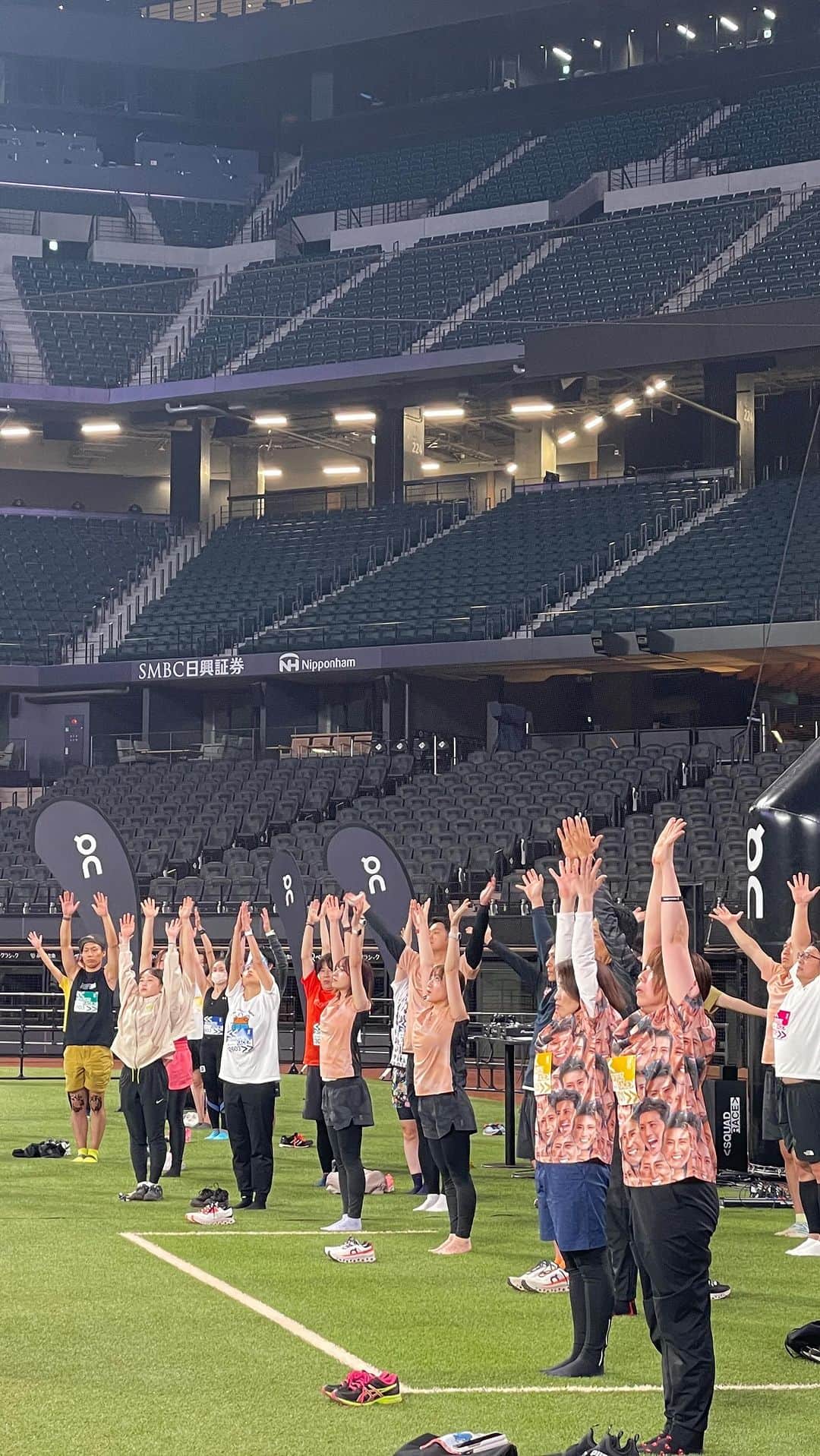 野沢和香のインスタグラム：「昨日は北海道エスコンフィールドの中でYoga! @on.japan 主催のsquad raceでランニングの後のリカバリーYogaを担当させていただきました。  はじめてのヨガ🧘‍♀️という方も沢山参加してくださって、ワイワイ言いながら笑顔で楽しんでくださったようで嬉しかったです。 ヨガを好きになって貰えたら良いなぁ☺️  大好きなヨガの魅力を伝えられるこのお仕事に感謝🙌🙏  #yoga #yogaforrunners #onsquadrace #エスコンフィールド」