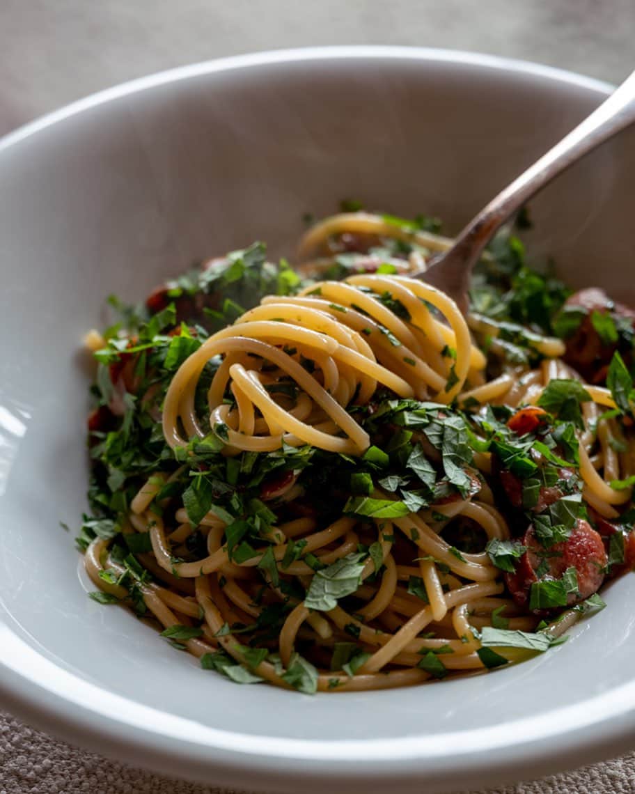 武井義明のインスタグラム：「粗挽きソーセージと、たっぷりの大葉で、ペペロンチーノ。  Aglio olio e peperoncino with coarse sausage and lots of shiso leaves.  #leica_photos #leicaphoto #leicaphotography #leicasl #leicasl601 #foodphotography #foodphotographyandstyling」