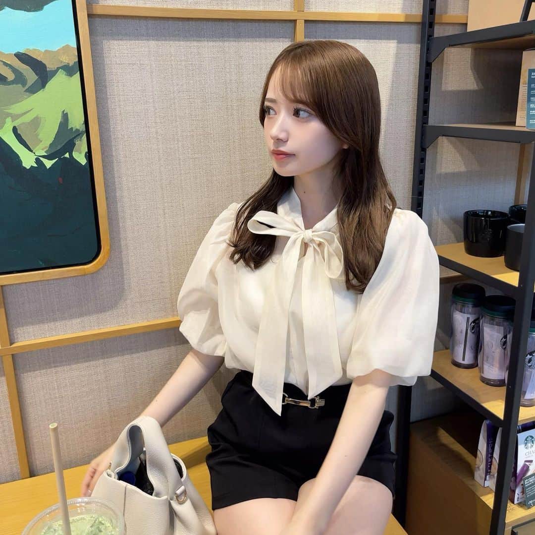 のインスタグラム：「. 甘め気分の日🎀 やっぱりリボンを身につけると気分上がる☺️💓ｶﾜｲｲ  tops @eimyistoire_official  bottom @shein_japan   #低身長コーデ #150cmコーデ #ブラウスコーデ #秋服」