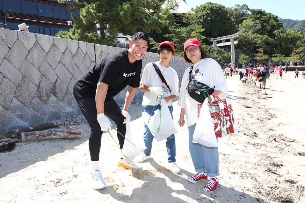 中田廉さんのインスタグラム写真 - (中田廉Instagram)「JERAセ・リーグchallengeシティークリーンプロジェクト@宮島」が 宮島で行われました。 CARPの選手、カープファンクラブの皆様、OBで清掃活動をさせて頂きました。 皆様でこの様な活動に取り組める事に感謝です。 セリーグ6球団の公式戦の タイトルパートナーの「JERA」様の共創して持続可能な社会実現の取り組みの一環として宮島で清掃活動をさせて頂きました😌  カープファンの皆様と交流できたのも本当に嬉しかったです!  素晴らしい宮島並び、広島の素晴らしい街を綺麗に大切にしていく事を改めて感じました😌 #広島#宮島#JERA#CARP #クリーン活動」9月24日 12時55分 - nakatatatareren