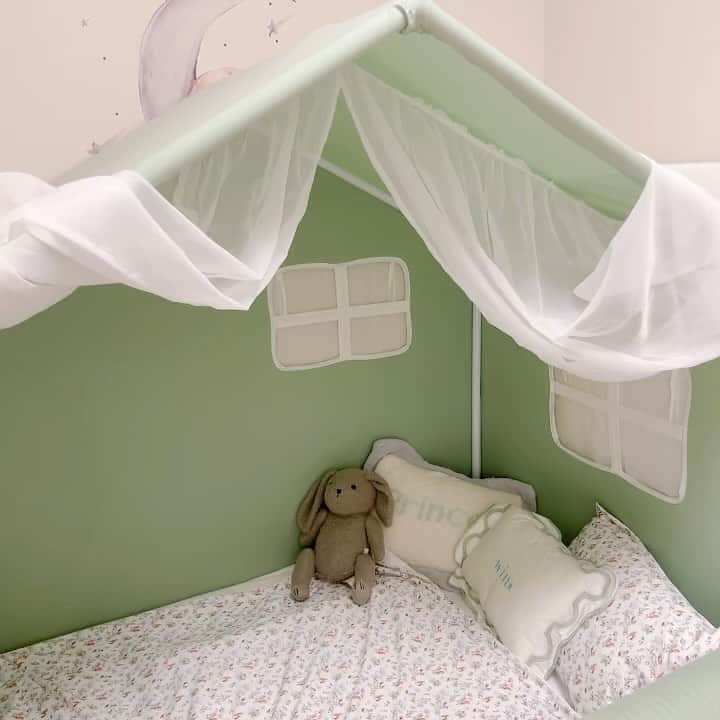 のインスタグラム：「新しくなった kids room.bedroom🌙  （YouTubeでkids room🧸 産まれてすぐの時の壁紙や貼った動画upしてます）  ひとりねんねベッドになります🤍海外だとbabyがひとりでお部屋寝るスタイルらしくて 一緒に大人bedで寝てましたが卒業しました⭐️  いつも旦那は坊やに占領され足元かソファーで寝てたから それがキッカケです。。🦶 私もよく蹴られていて普通に痛いので、、2人目の赤ちゃんがお腹にいるのも蹴られず済んでます🫨😮‍💨私が寂しい時は一緒にも寝てますが睡眠が快適になりました。。 まだ寝てから移動させる事が多いですが、、朝はドタドタドタと走ってきて起こされます😂  新しい布団カバーset  肌触り気持ちいいしかわいい🌼@i.melt_  @mylittlepieclothes 🐿️  bed はハイライトに載せてます♡」