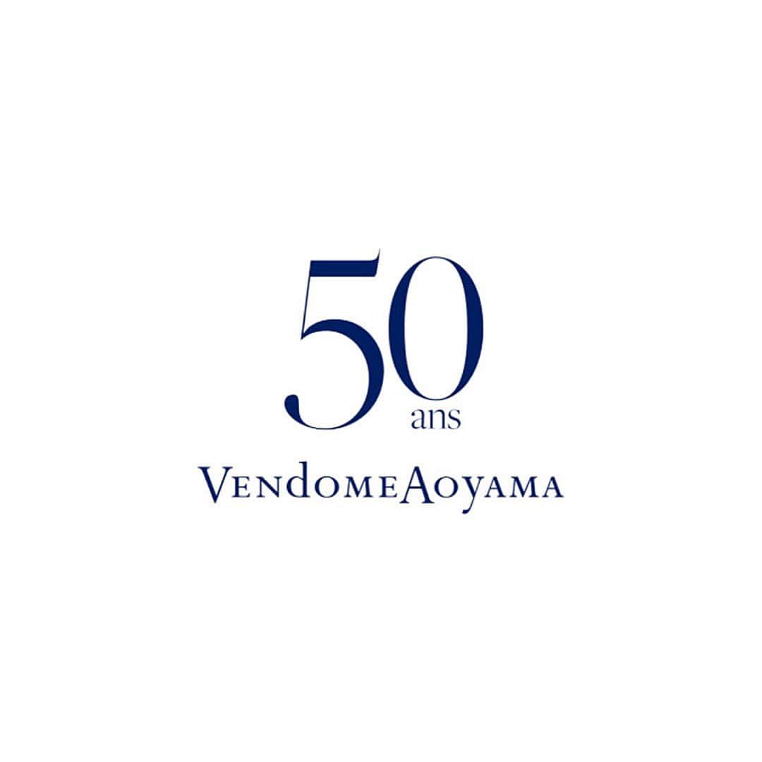 ヴァンドーム青山さんのインスタグラム写真 - (ヴァンドーム青山Instagram)「.  2023年に創業50周年のアニバーサリーイヤーを迎えたヴァンドーム青山。  1974年に南青山２丁目にオープンした、記念すべきこの第1号店から歴史がはじまりました。  —————— 50周年記念モデルと､高い人気を誇ったアーカイブモデルが復刻版として登場。 存在感のあるスタイリッシュで普遍的なデザインのリングは、時代を超えてその魅力を放ち続けます。  #vendomeaoyama #ヴァンドーム青山 #ヴァンドーム青山50ans #ヴァンドーム青山1号店 #リング #復刻デザイン  #ring #指輪 #50周年記念  #jewelry #accessory  #ジュエリー好きな人と繋がりたい  #お守りジュエリー #記念日ジュエリー #アニバーサリージュエリー」9月24日 13時01分 - vendomeaoyama_official