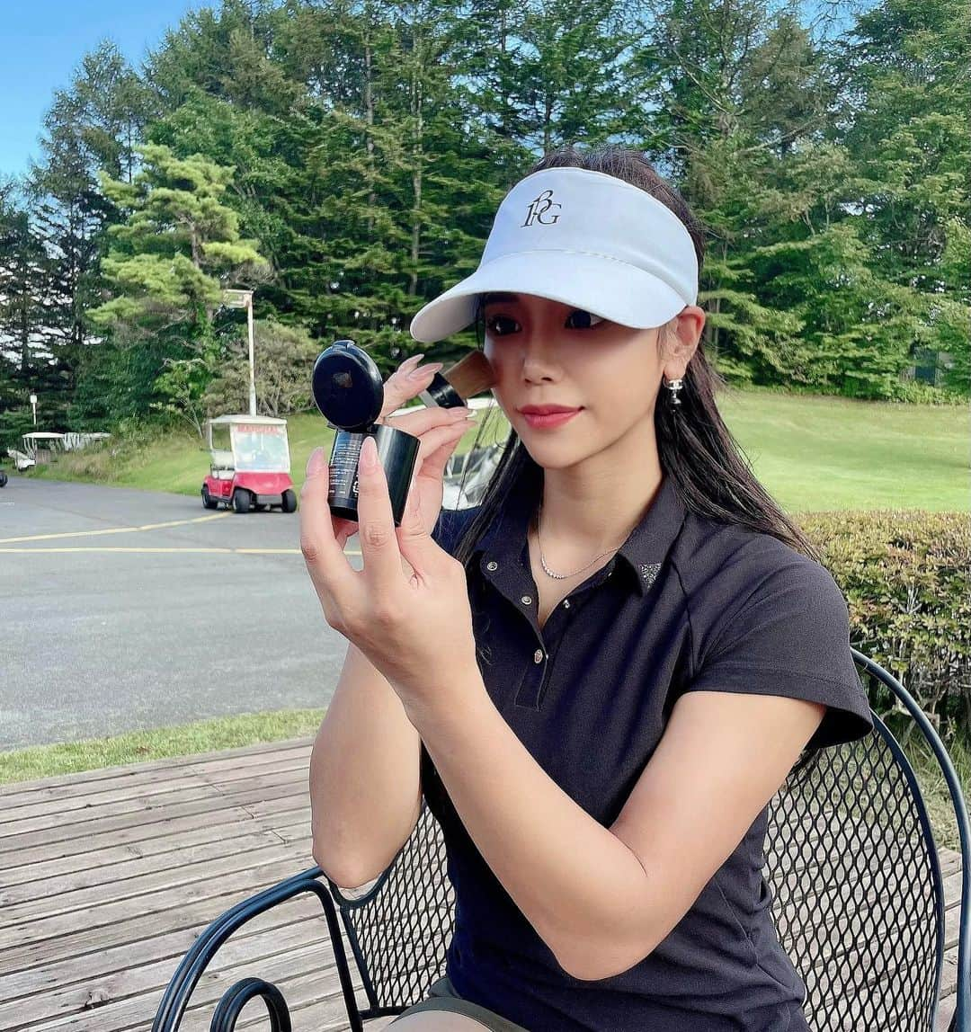 あやののインスタグラム：「⛳️😎✨ 新感覚のUVケアの紹介！！ ブラシが下についてるから スポーツ中に使いやすい手が汚れないタイプの日焼け止め❣️ 素直にこれめちゃくちゃよい！！  SPF50+&PA++++の 高性能UVカットだから 日焼け対策バッチリ👌  クレンジングがなくても石鹸で 落ちるから男性にもおすすめ！！  熟練の職人が作ったブラシがついてて、めちゃくちゃ気持ちいい毛並みでふんわりと優しく肌にのせられるよ！🤤✨  クーポンコード【ayano】是非つかってね！  ゴルフ中の日焼け止めタイムが めちゃくちゃ快適になって最高❣️  #vivoluceβ #日焼け止め#UV#UVケア#pr投稿#新商品#人気#男性UVケア」