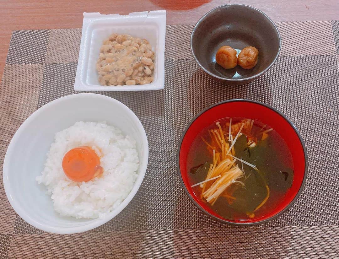 桜 稲垣早希さんのインスタグラム写真 - (桜 稲垣早希Instagram)「たまに、『家で自炊する時はやっぱりタイ料理作ってるの？？』と聞かれますが、、普通に日本食です。  てかタイ料理なんて作れない😂 作ってみたいけど普段使わない調味料を揃えていつのまにか消費期限過ぎるのが怖い、、、、  しかし、逆になんでも揃うので 『タイに住みたいけどタイ料理は口に合うかなぁ、、やっぱり日本食がいいわよね、、』 と言って躊躇しているそこのあなた！ 大丈夫です☺️てか、私もちょっと心配してましたが大丈夫でした🙆‍♀️（辛いのを特に心配してた）  スーパーでは本当になんでも揃うし、日本式のフジスーパーはもう日本だし。 写真は朝食と夕食。  うちは週に2.3回くらい自炊しますがその他は外食&出前です。 トニーのものだけ出前だと栄養バランスが難しいので、出前に＋野菜や納豆を足したりしてます。大人は出前ではタイ料理とか、他のものも色々食べます  もちろん外食も日本食のお店は豊富です。 半年経ちましたが食のストレスがありません。  唯一、ホヤのお刺身を気軽に食べたい時どうすれば良いのかわかりません。🤥 ホヤ、、食べたい YouTubeでホヤのASMRばかり見てしまう、、 日本ではスーパーに売ってたからシーズンは良く食べてました。  ホヤ、、、、☺️  #桜稲垣早希 #タイ移住 #りおなり #3歳男の子育児 #海外で和食  #海外で自炊 #梅干しがあれば生きていける」9月24日 13時08分 - sakura_inagaki_saki